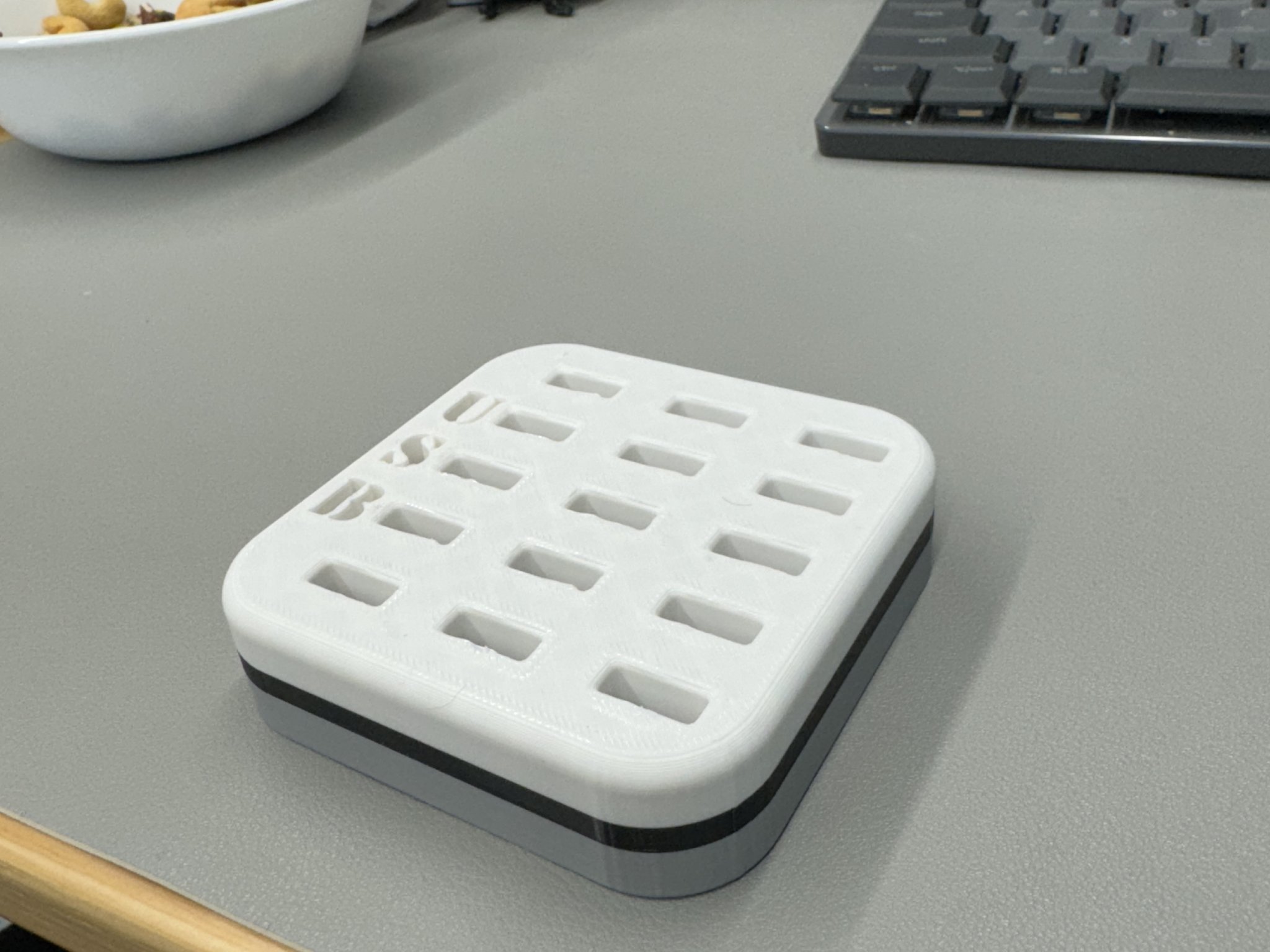 Title USB Drive Holder Tóm tắt Giá đỡ ổ USB DANH MỤC Máy in 3D