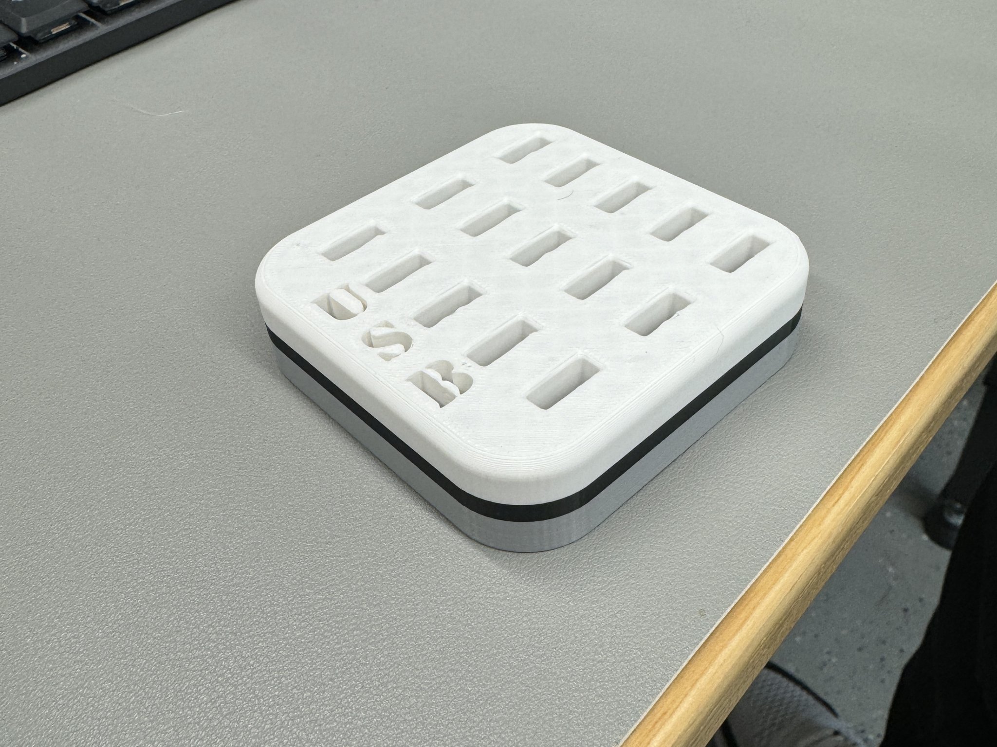 Title USB Drive Holder Tóm tắt Giá đỡ ổ USB DANH MỤC Máy in 3D