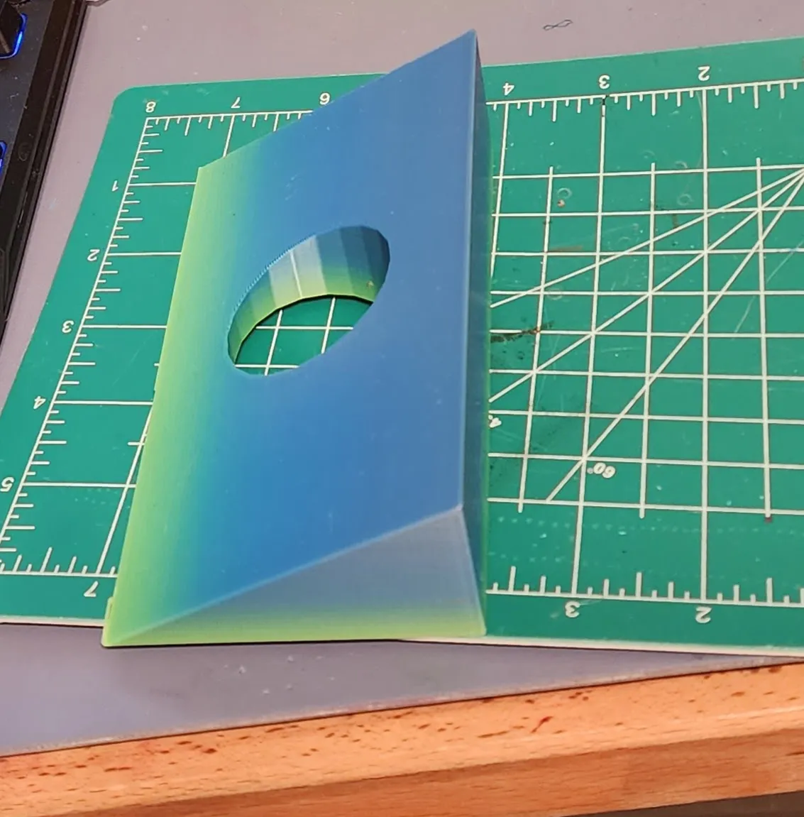 Tiêu đề Wedgie Pop-socket Tóm tắt Một cái nêm cho điện thoại