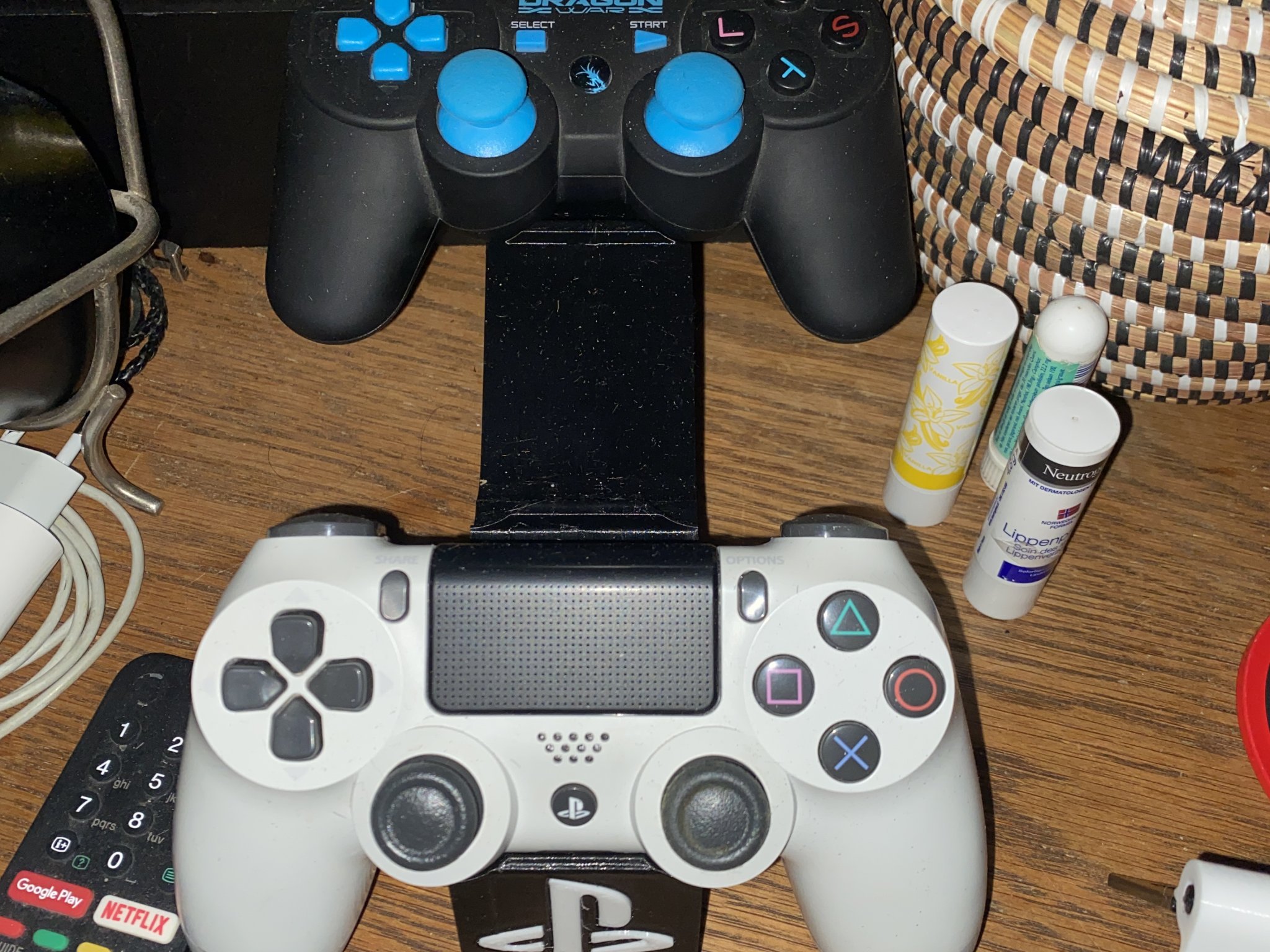 Giá đỡ 3 tay cầm PS4 phiên bản tùy chỉnh: