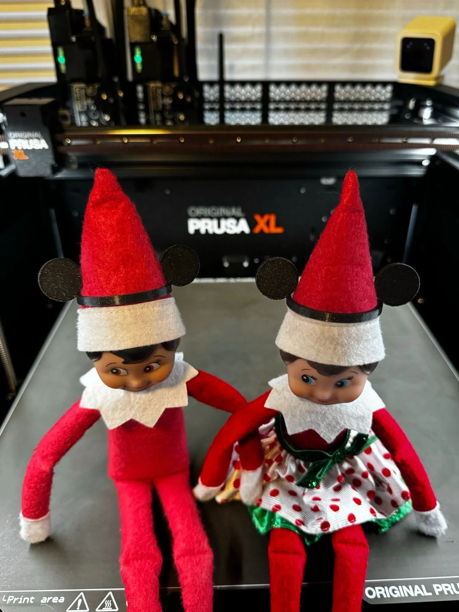 Tai Mickey cho Elf trên kệ