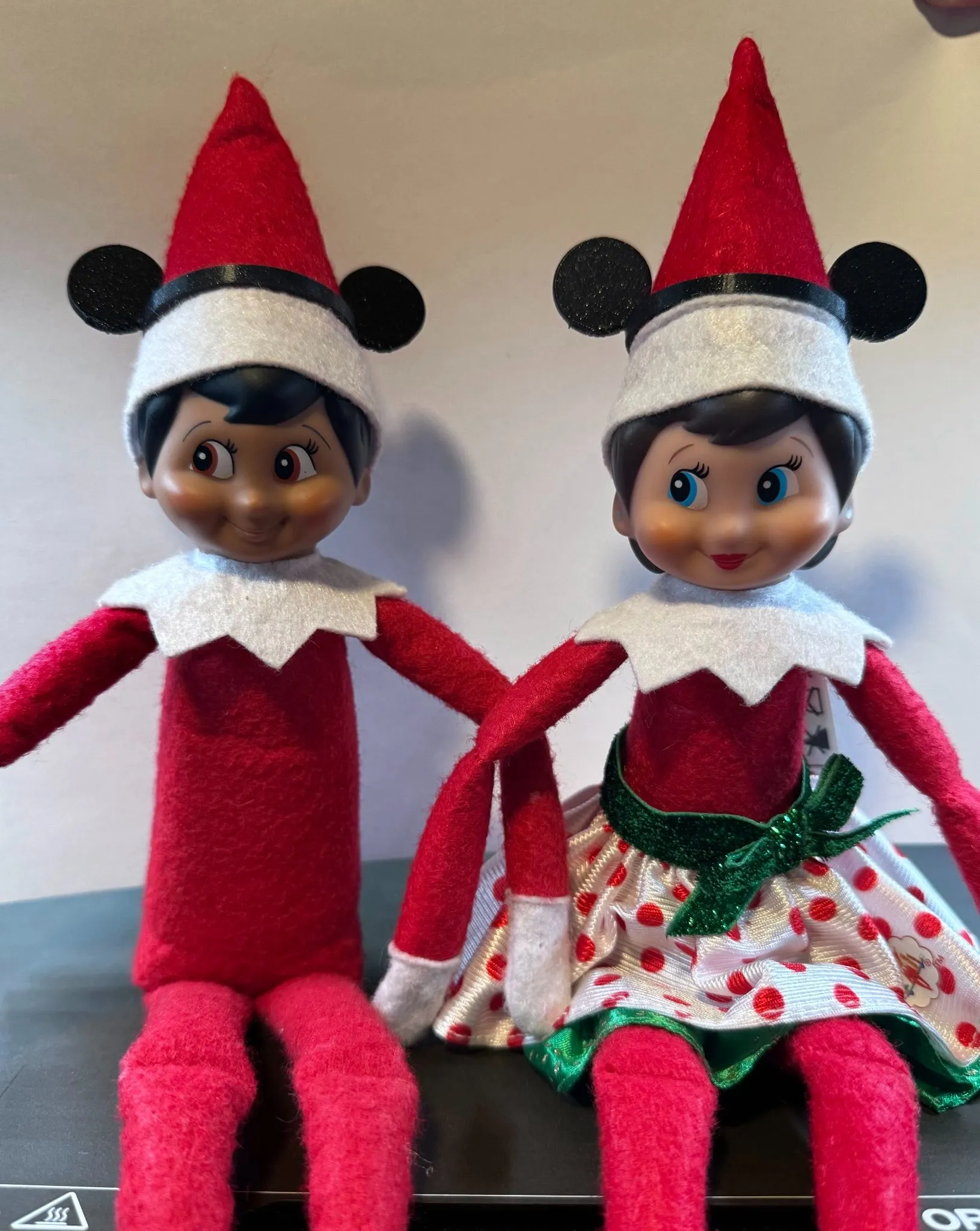 Tai Mickey cho Elf trên kệ