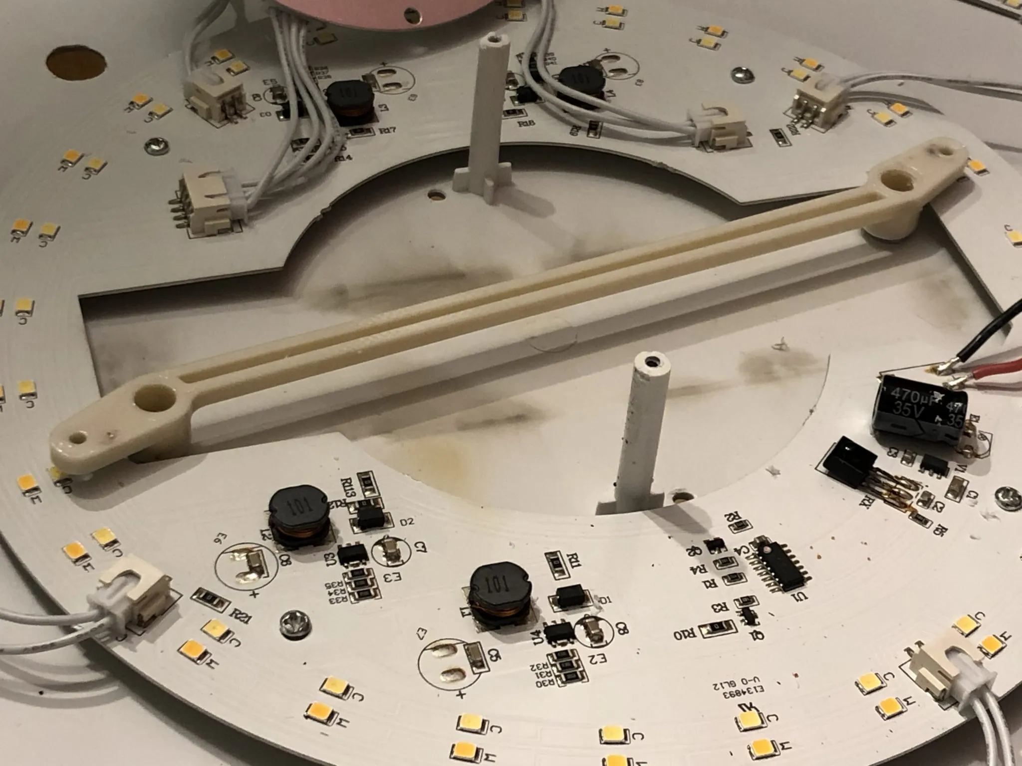 Adapter cho bộ nguồn lớn hơn trong đèn LED