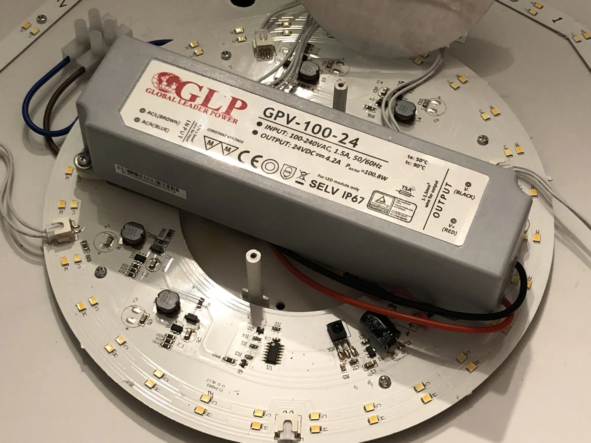 Adapter cho bộ nguồn lớn hơn trong đèn LED