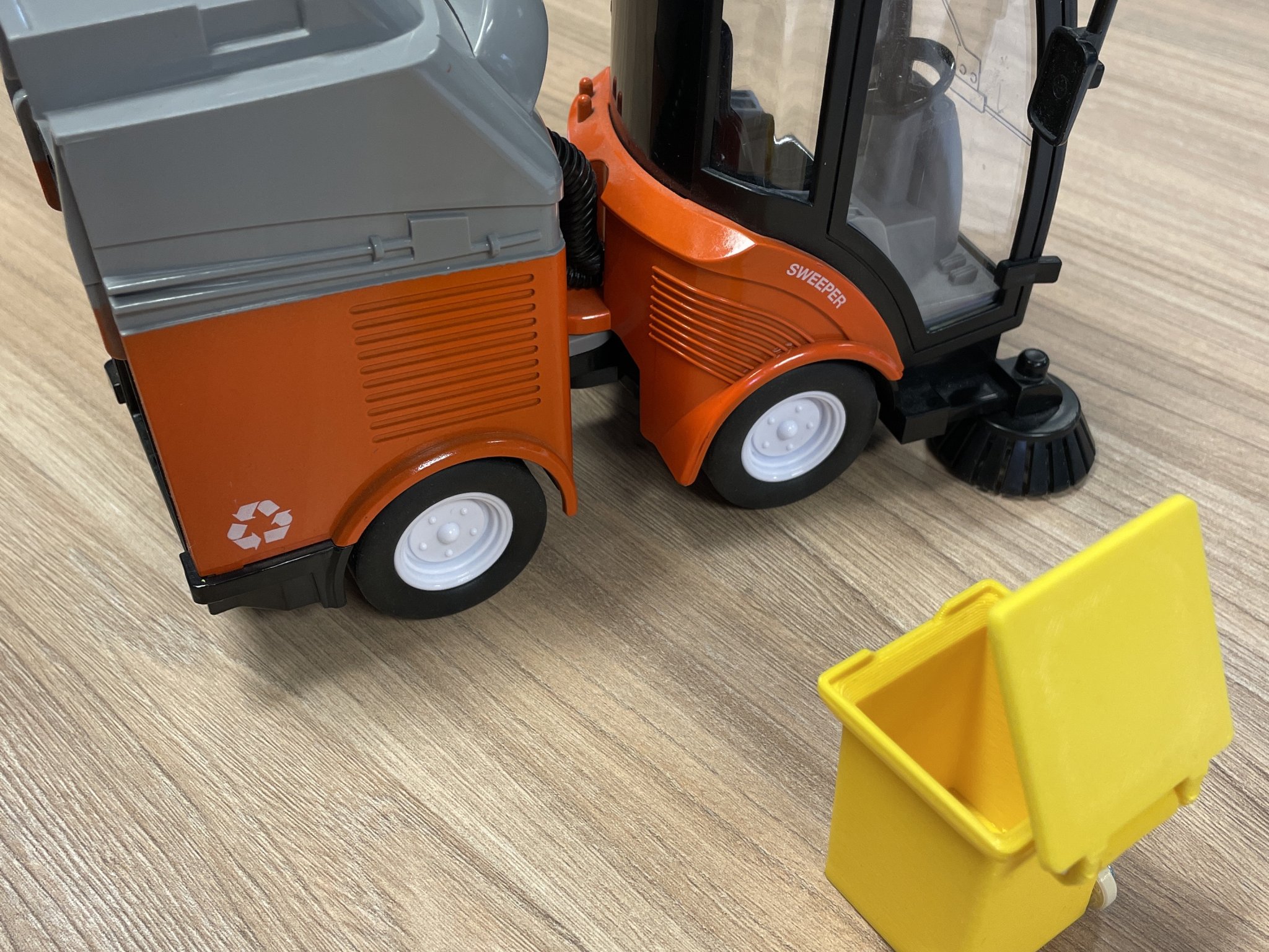 Tiêu đề Thùng rác cho xe quét rác - popelnice pro čistící auto Tóm