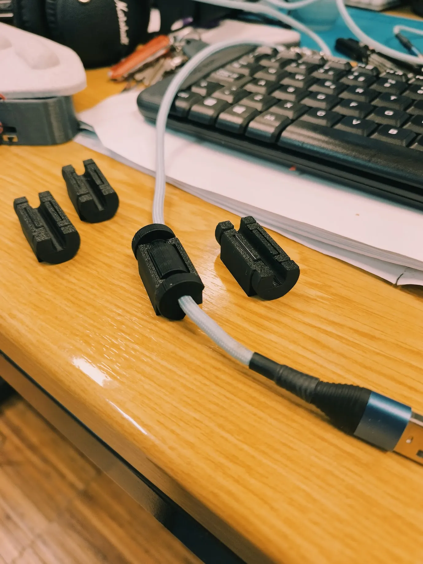 Giá đỡ dây cáp có cơ chế tự khóa