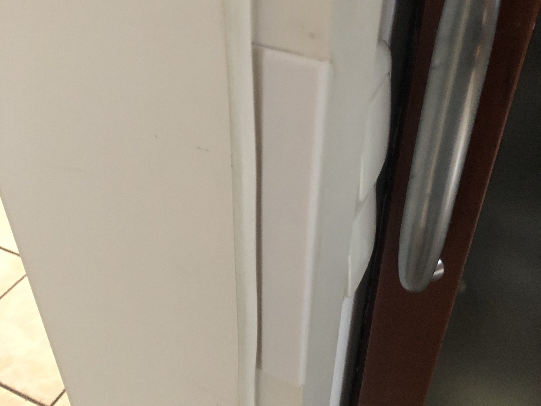 Tiêu đề Vỏ bọc ổ khóa cửa trong khung cửa Tóm tắt Bìa này