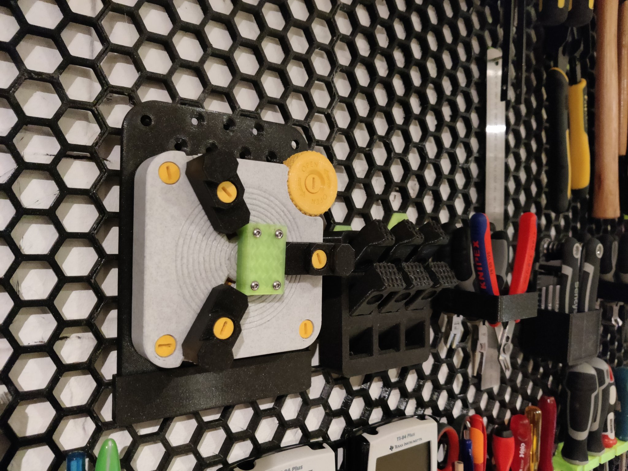 Tiêu đề Giá kẹp và kẹp cho tường tổ ong Tóm tắt Một giá