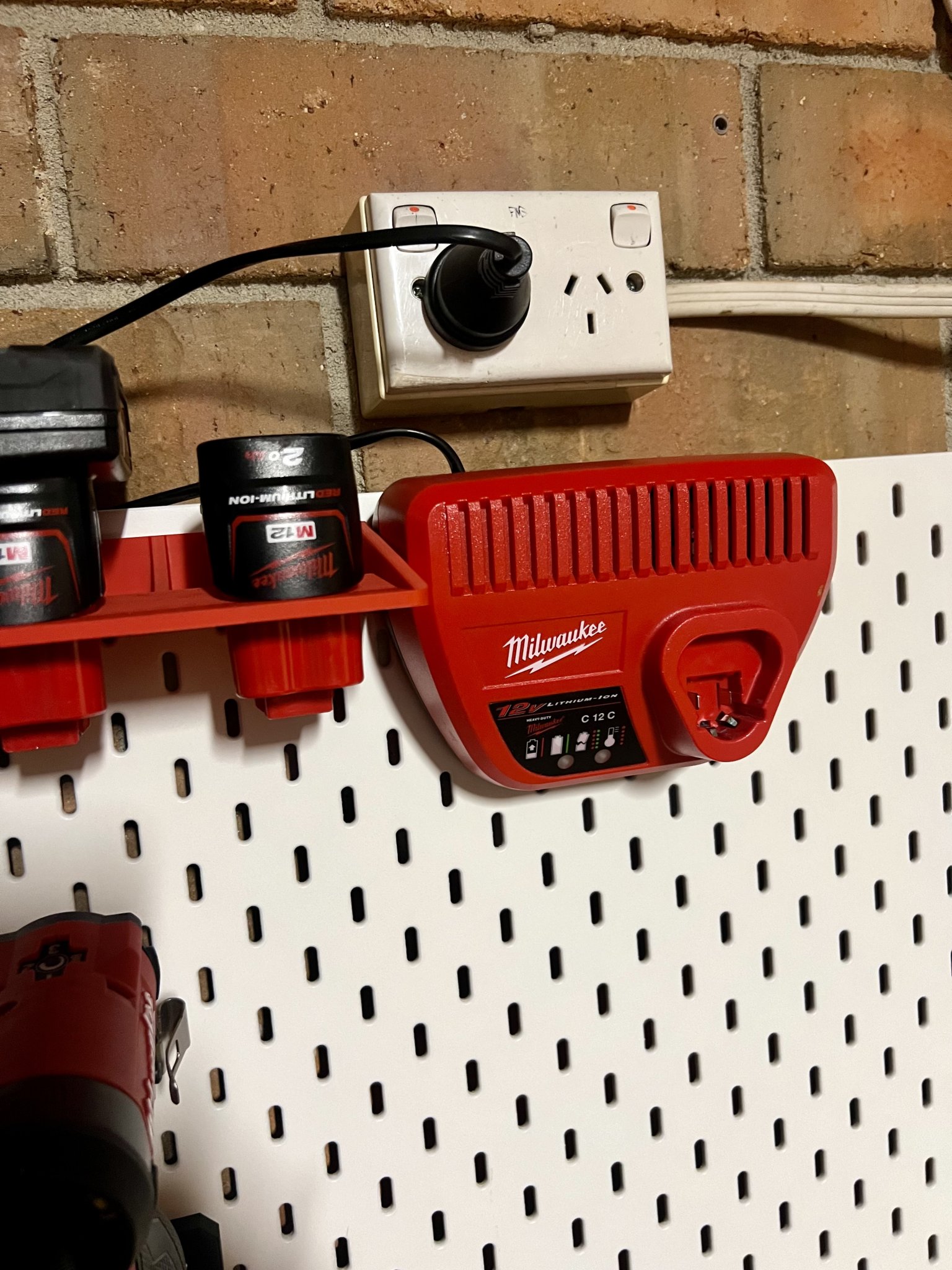 Milwaukee M12 Charger SKADIS mount