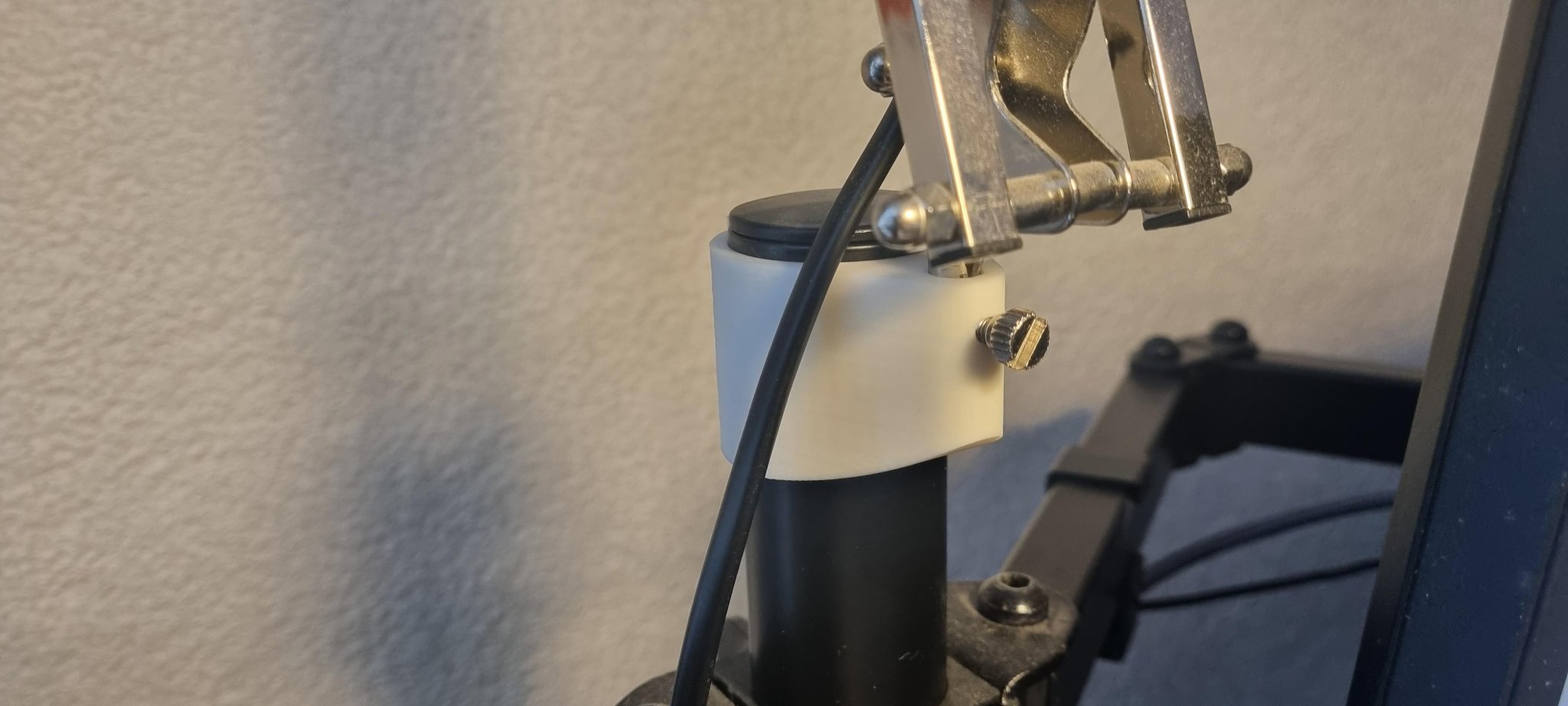 Tiêu đề Bộ chuyển đổi đa năng gắn trên bàn màn hình kép DEL