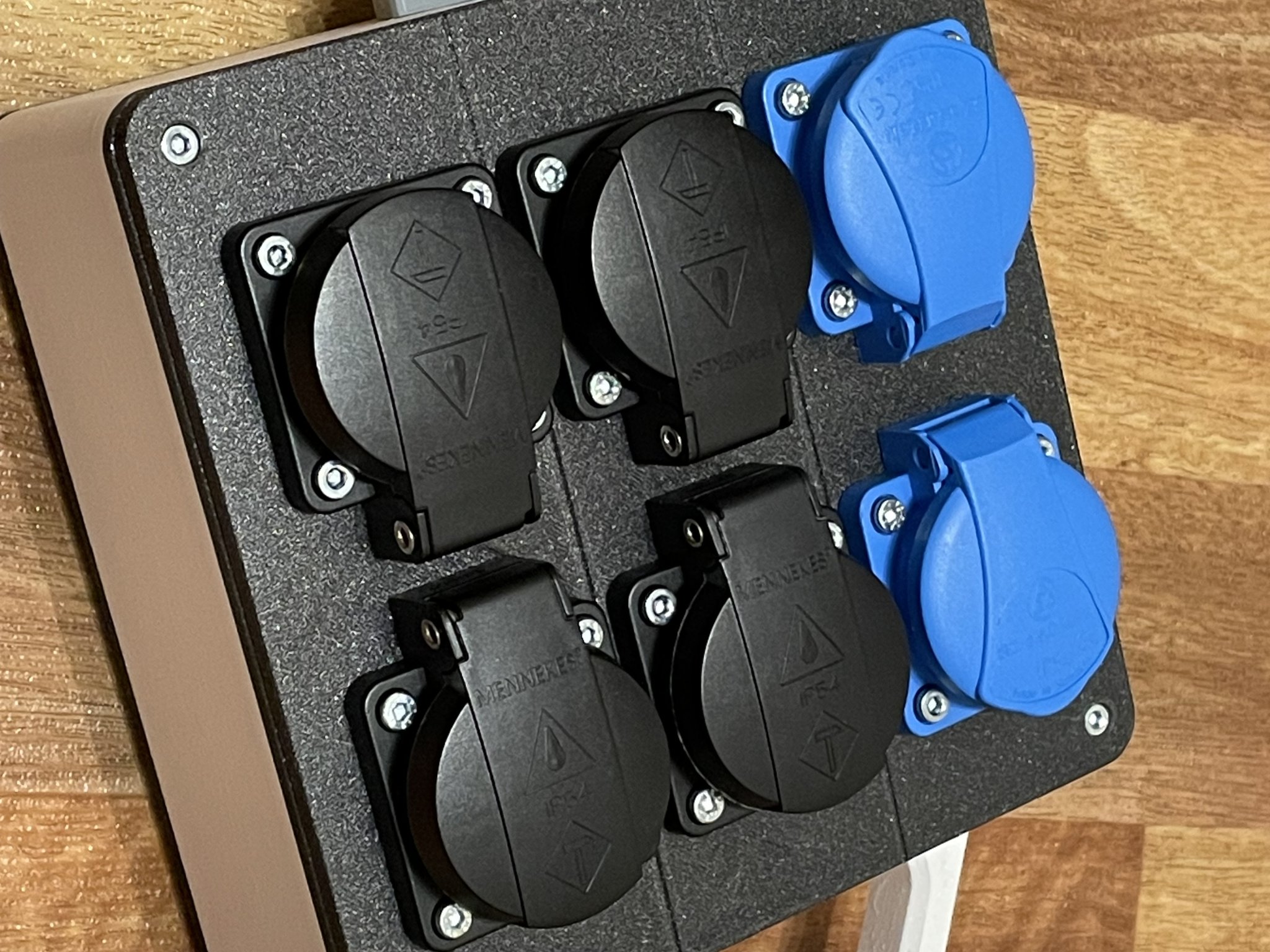 Tiêu đề Tủ điện Rozvaděč 400V230V Tóm tắt Tổng đàirozva