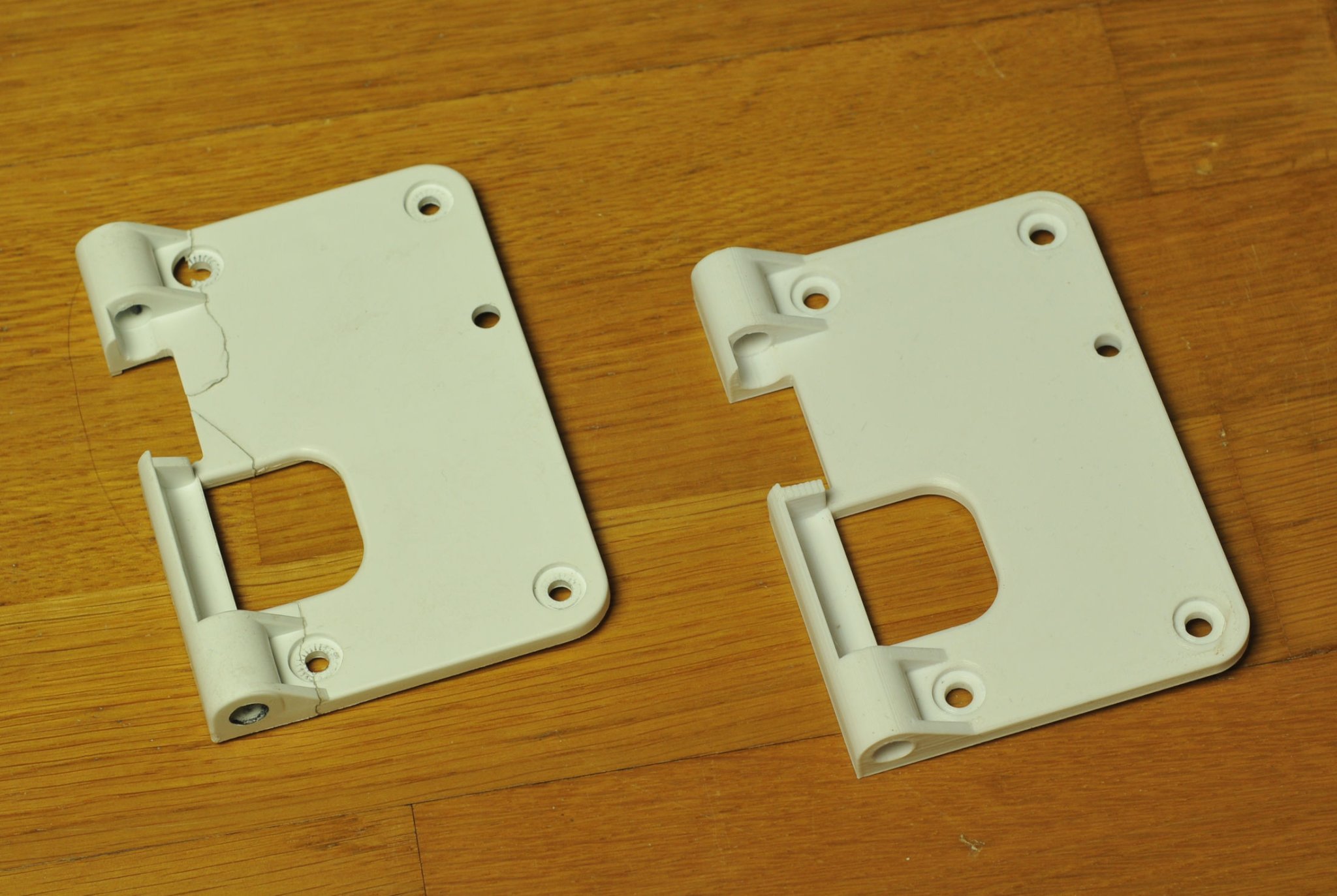 Phụ tùng bản lề bàn ủi Miele 6676870