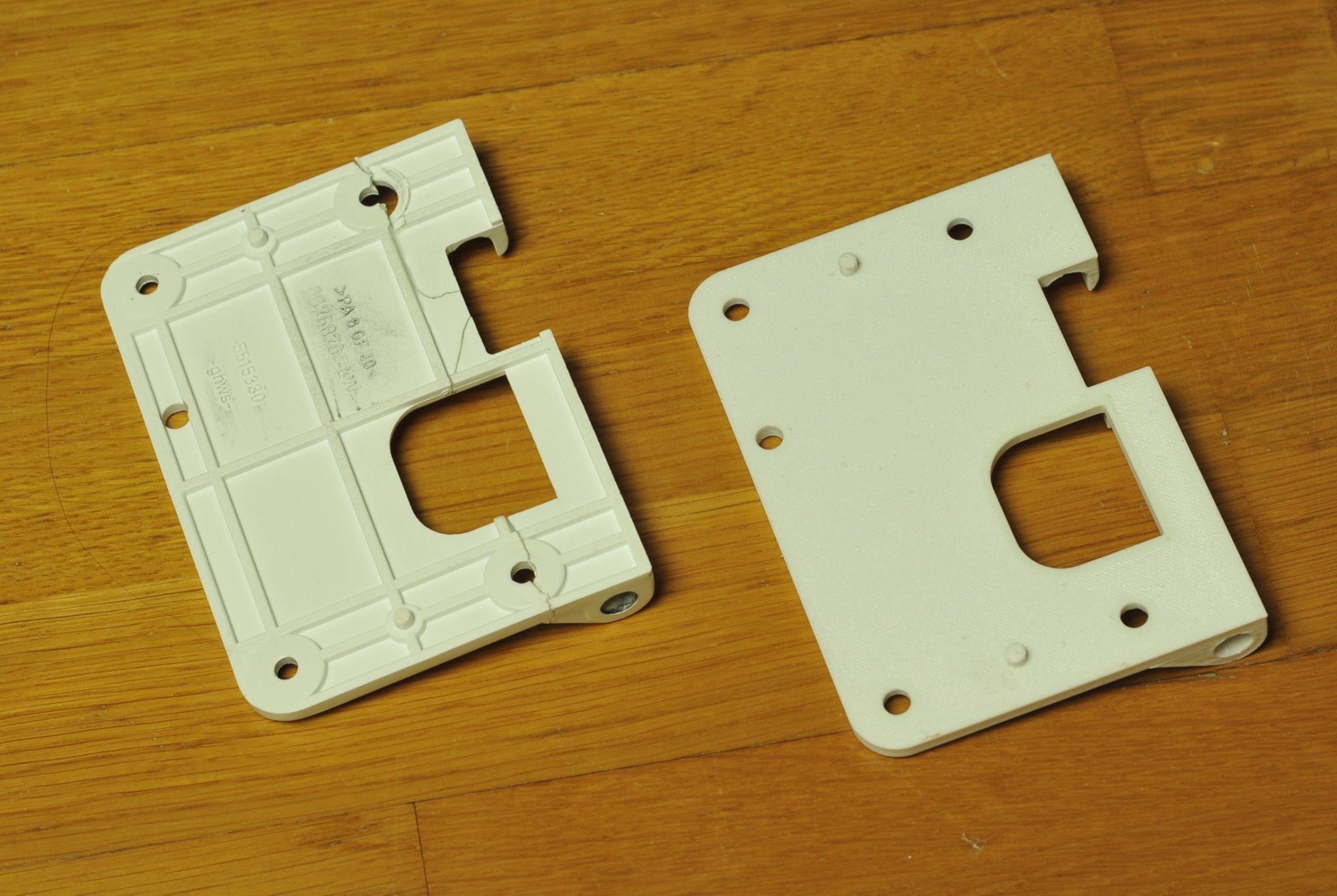 Phụ tùng bản lề bàn ủi Miele 6676870