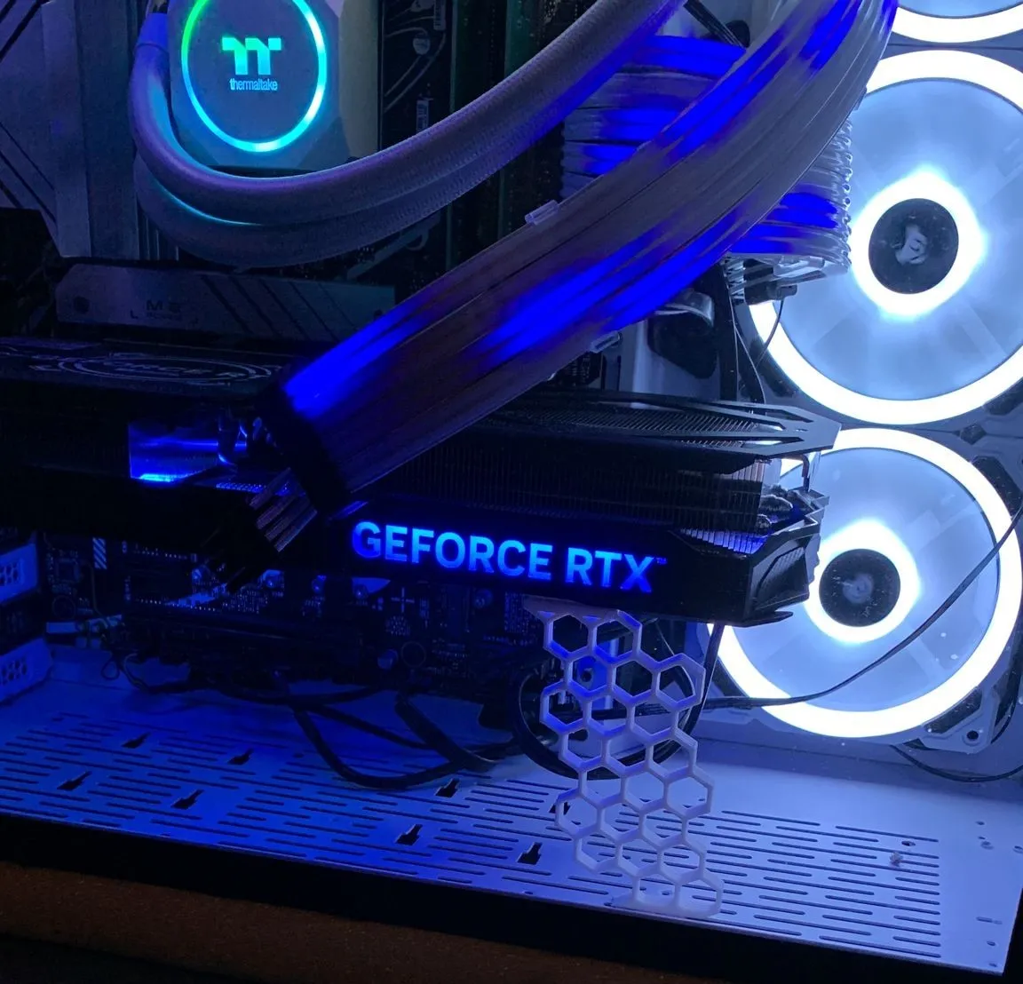 Tiêu đề Hỗ trợ GPU Honeycomb Tóm tắt Chỉ là một giá đỡ GP