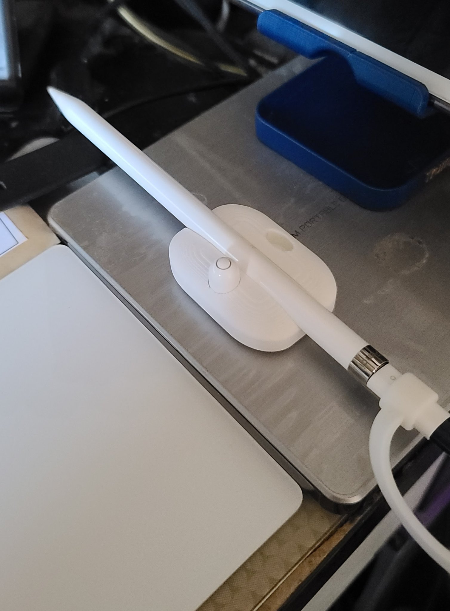 Tiêu đề Hộp đựng Apple Pencil Tóm tắt Giá đỡ đơn giản cho