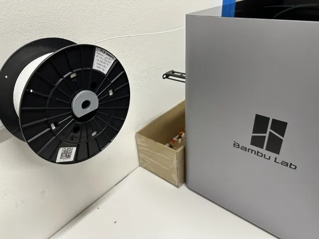 Giá Treo Cuộn Dây Filament Lên Tường