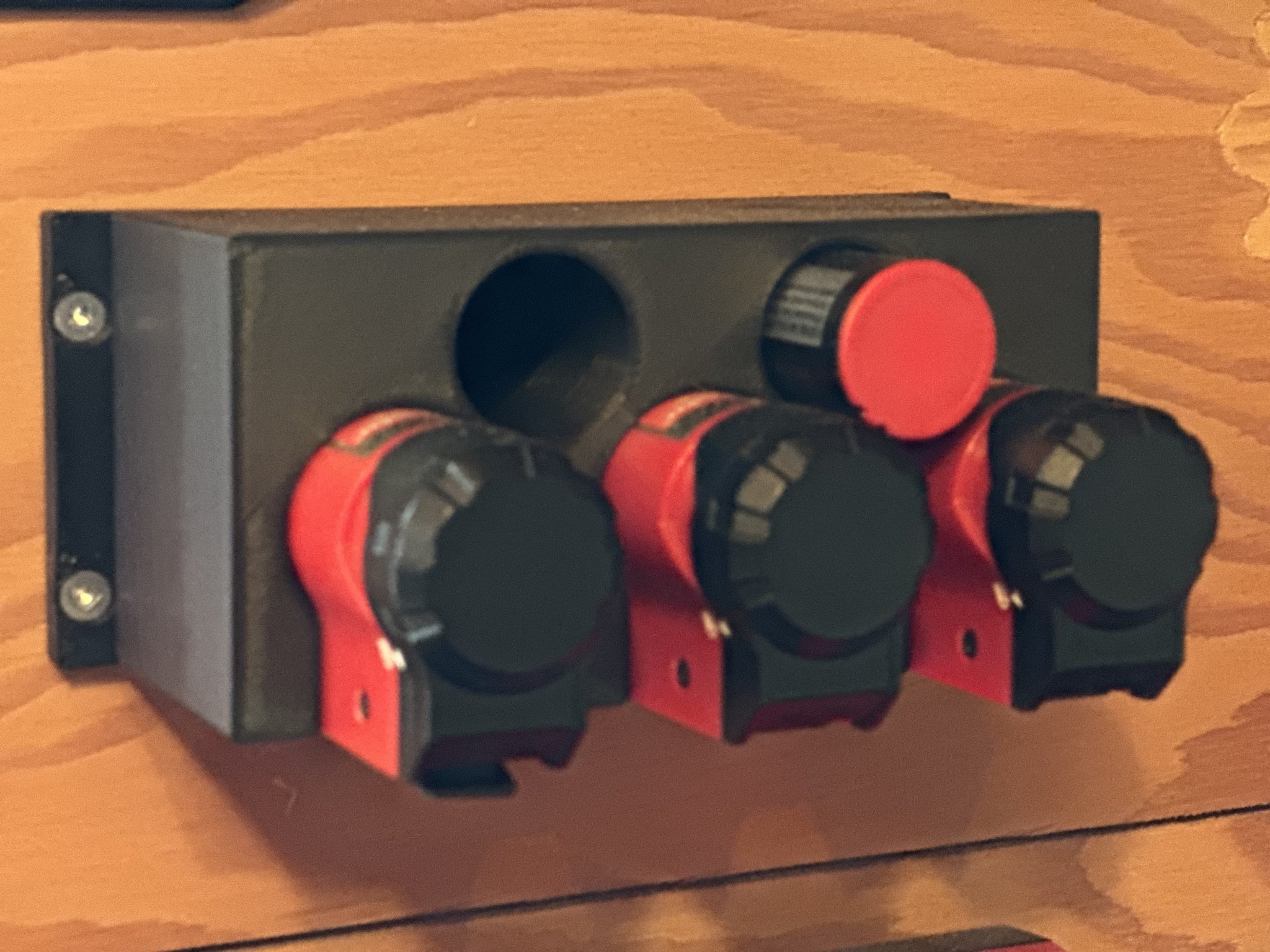 Giá đỡ Pin/Sạc Milwaukee Red Lithium USB