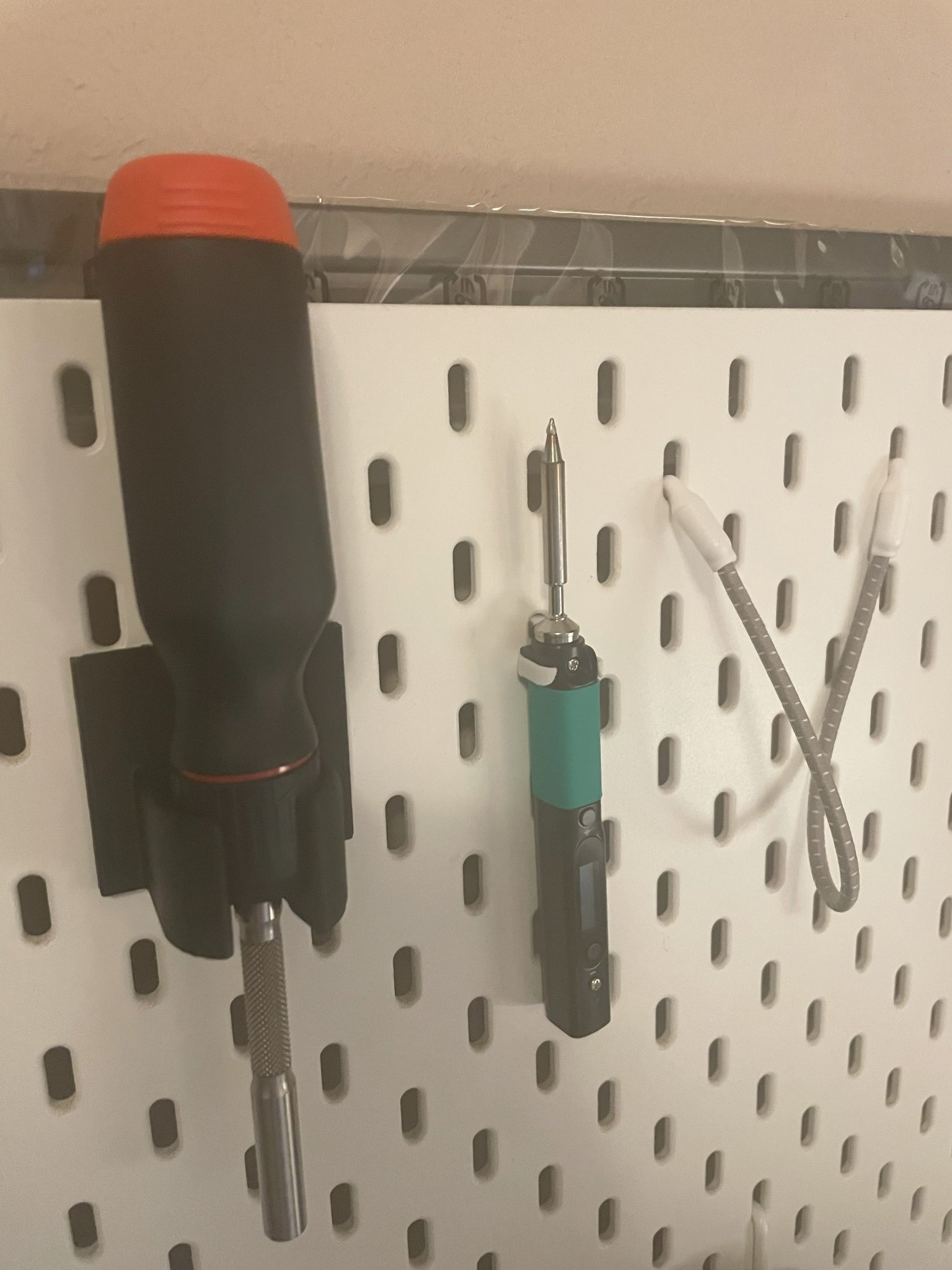 Kệ Giữ Pinecil Cho Bảng IKEA Skadis Có Lò Xo