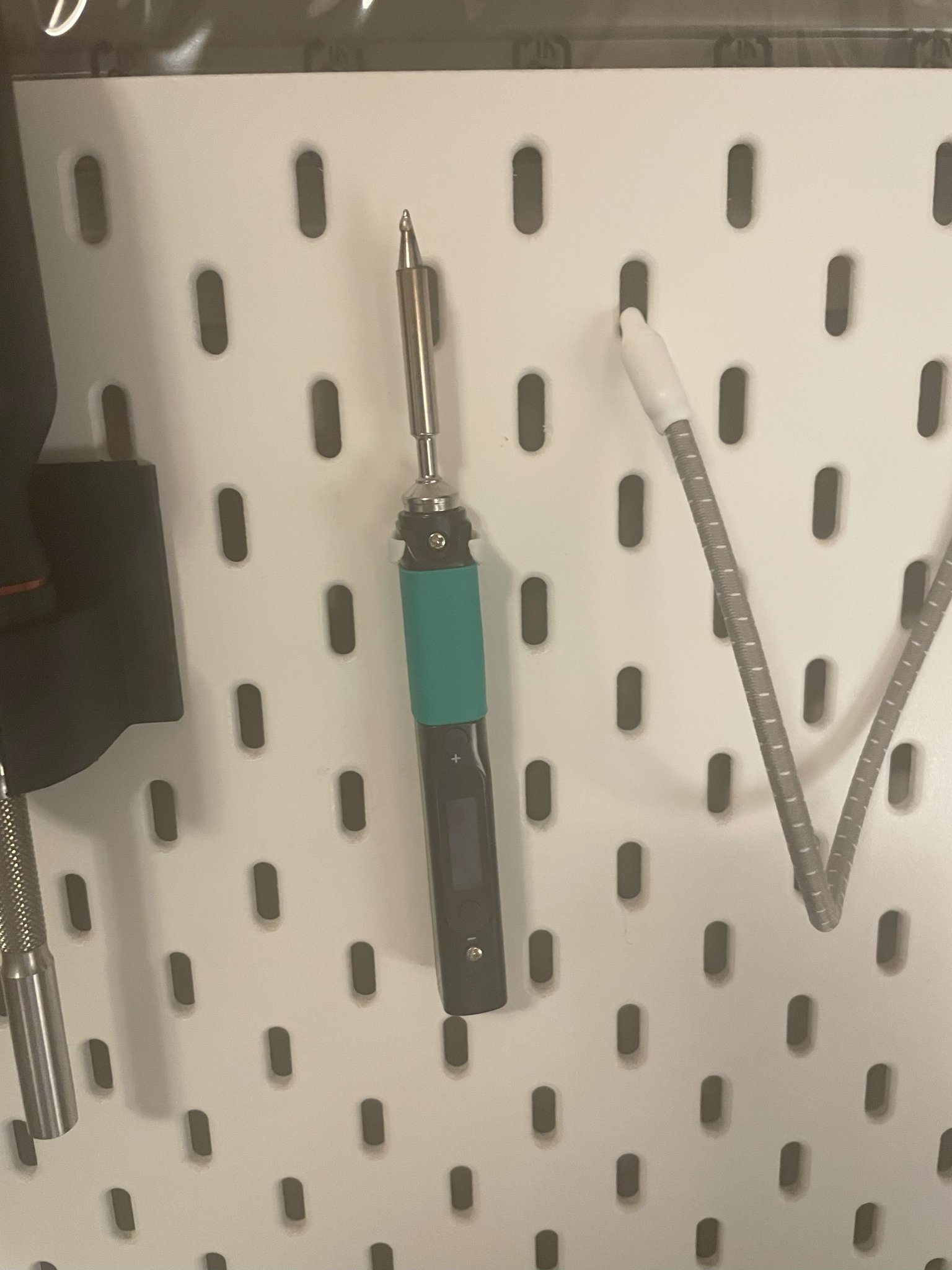 Kệ Giữ Pinecil Cho Bảng IKEA Skadis Có Lò Xo