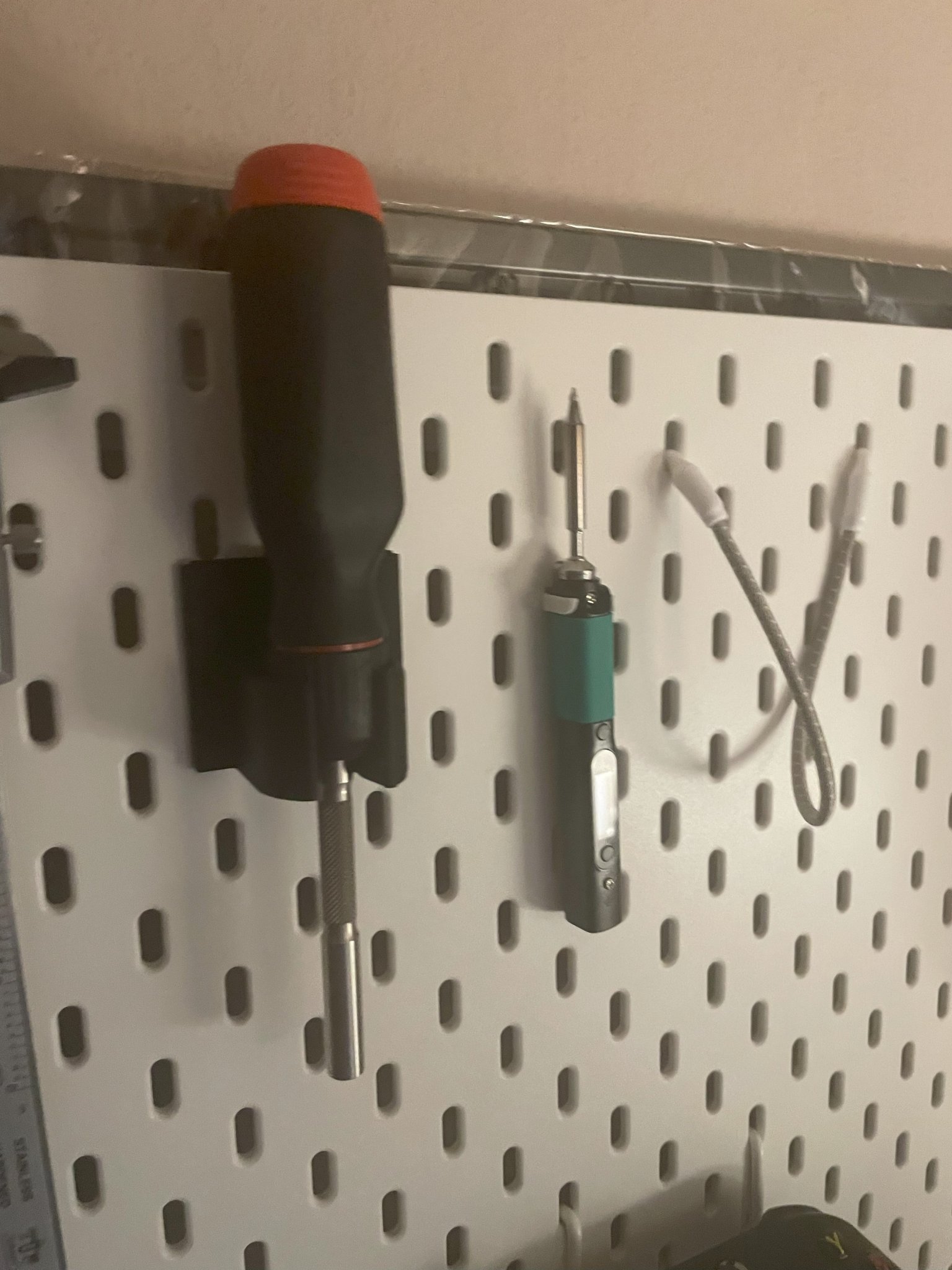 Kệ Giữ Pinecil Cho Bảng IKEA Skadis Có Lò Xo