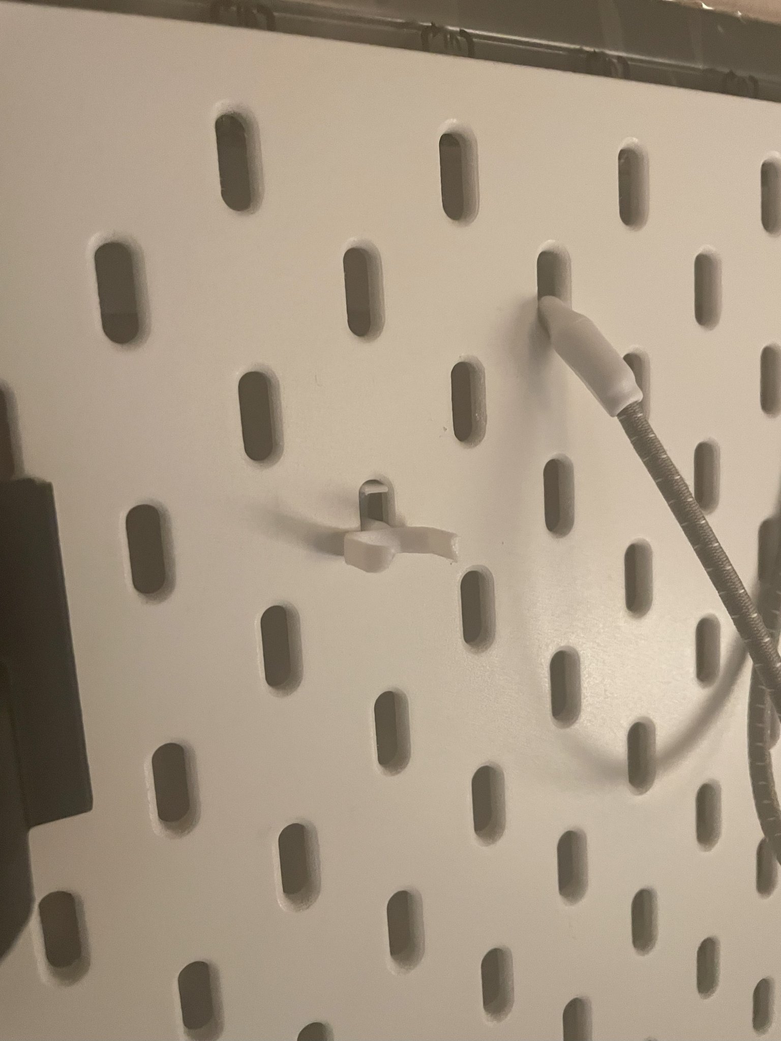 Kệ Giữ Pinecil Cho Bảng IKEA Skadis Có Lò Xo