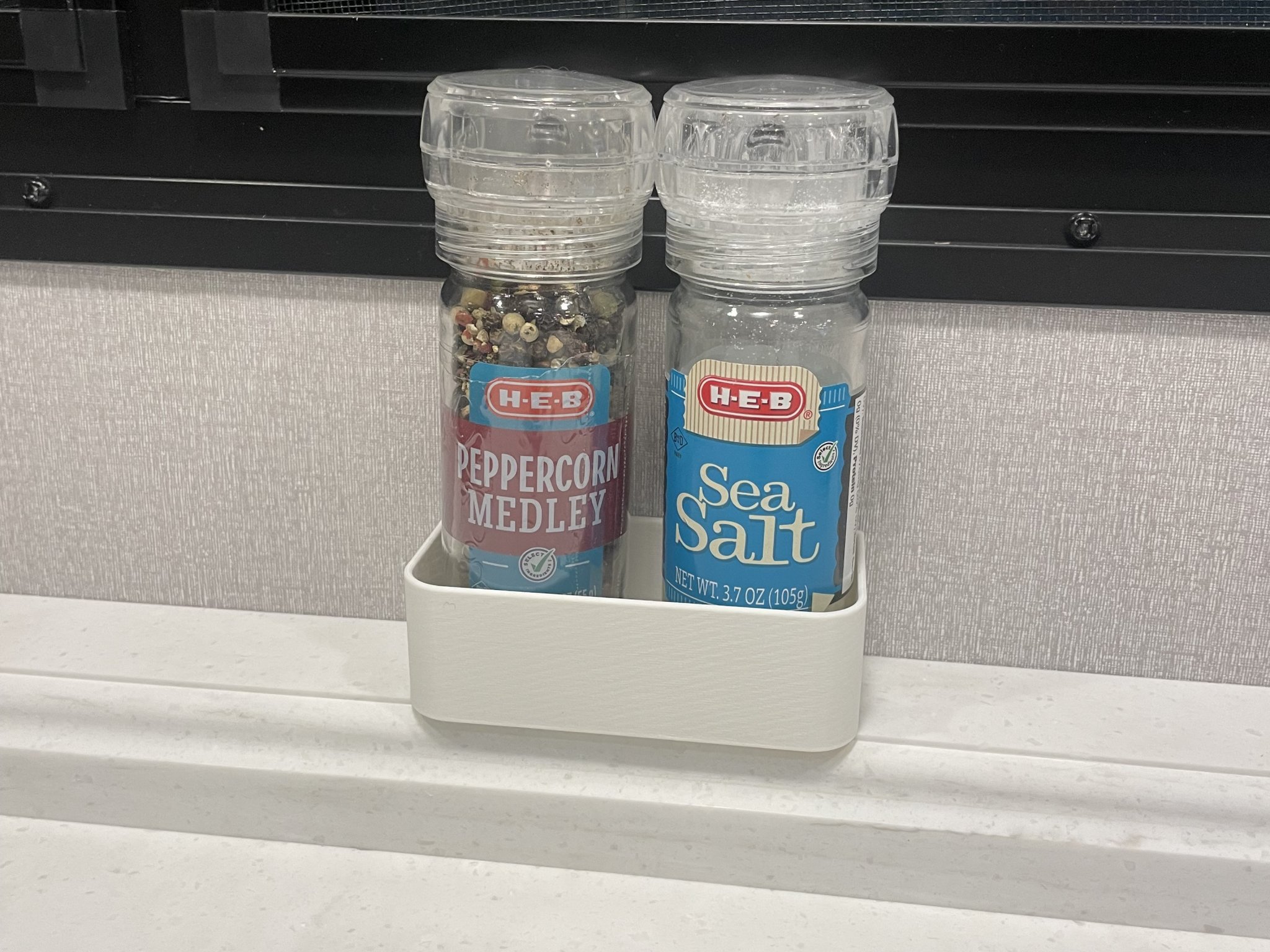 Tiêu đề Hộp đựng muối và hạt tiêu cho Verona Tóm tắt Hộp