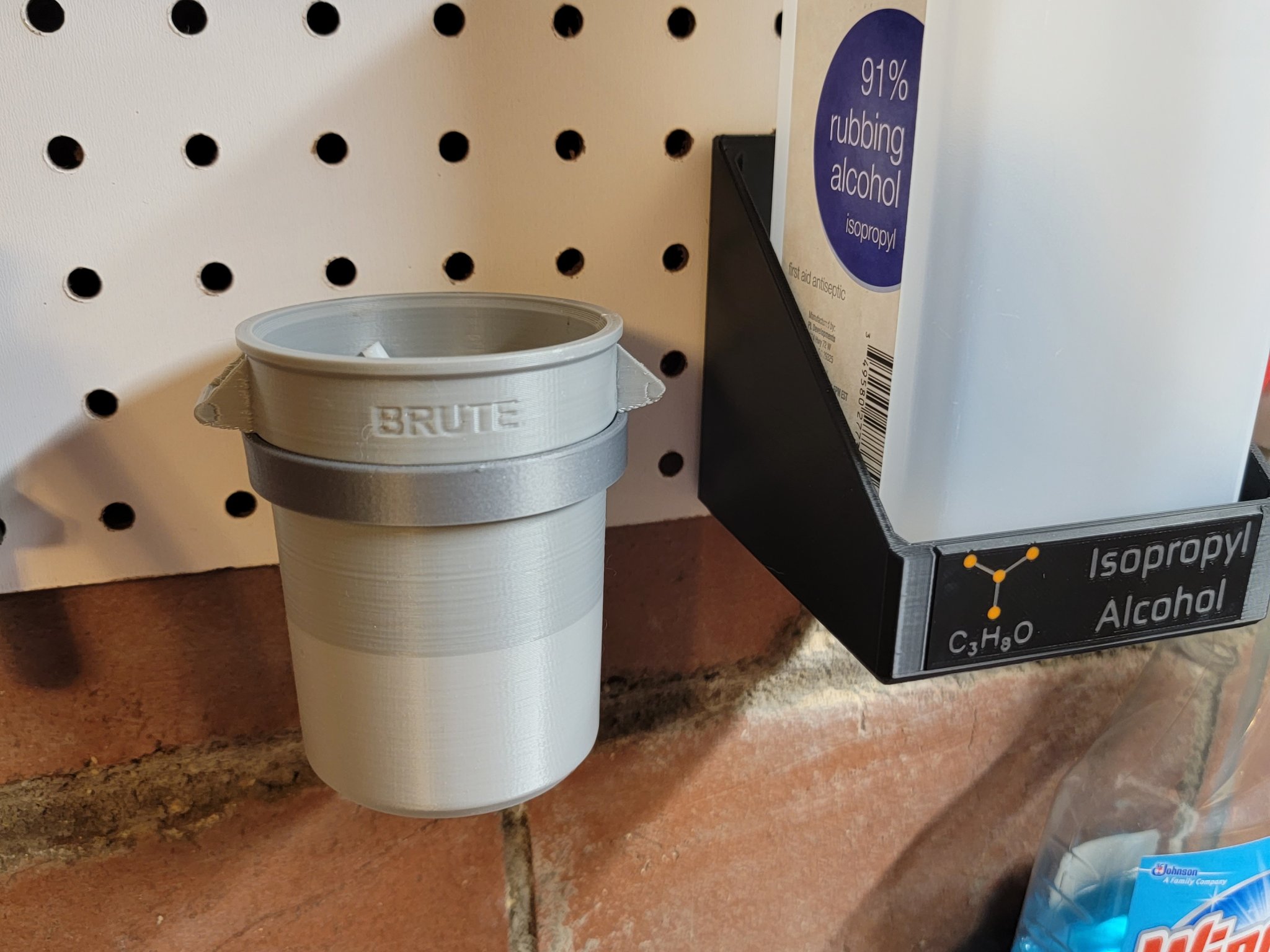 Giá Treo Thùng Rác Mini Brute Lên Pegboard