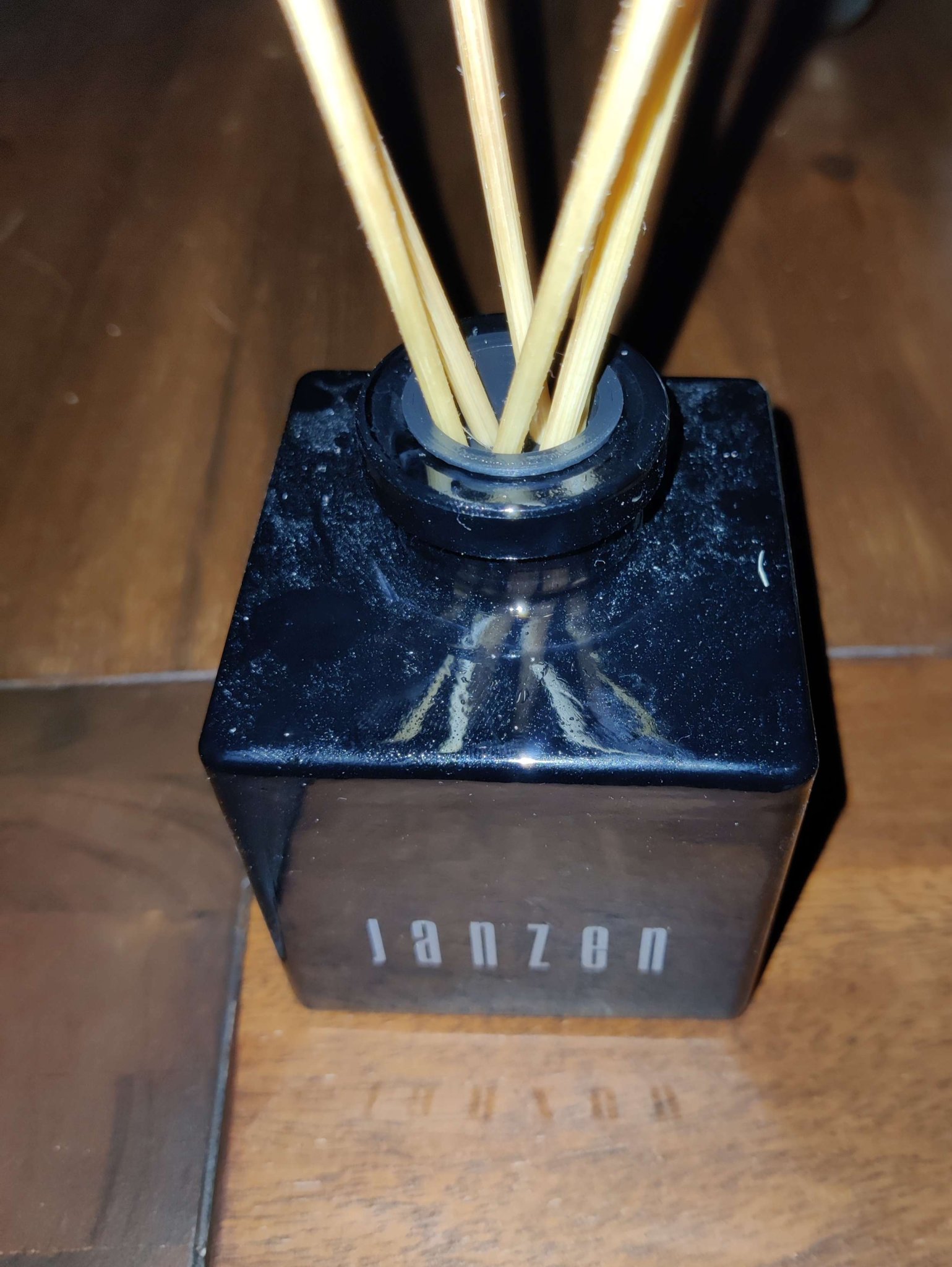 Tiêu đề nắp máy khuếch tán tinh dầu thơm Tóm tắt Một chiế