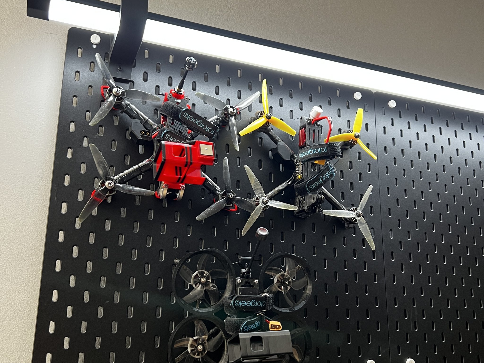 Tiêu đề Giá đỡ đèn ống Skadis L Tóm tắt Dấu ngoặc chữ L