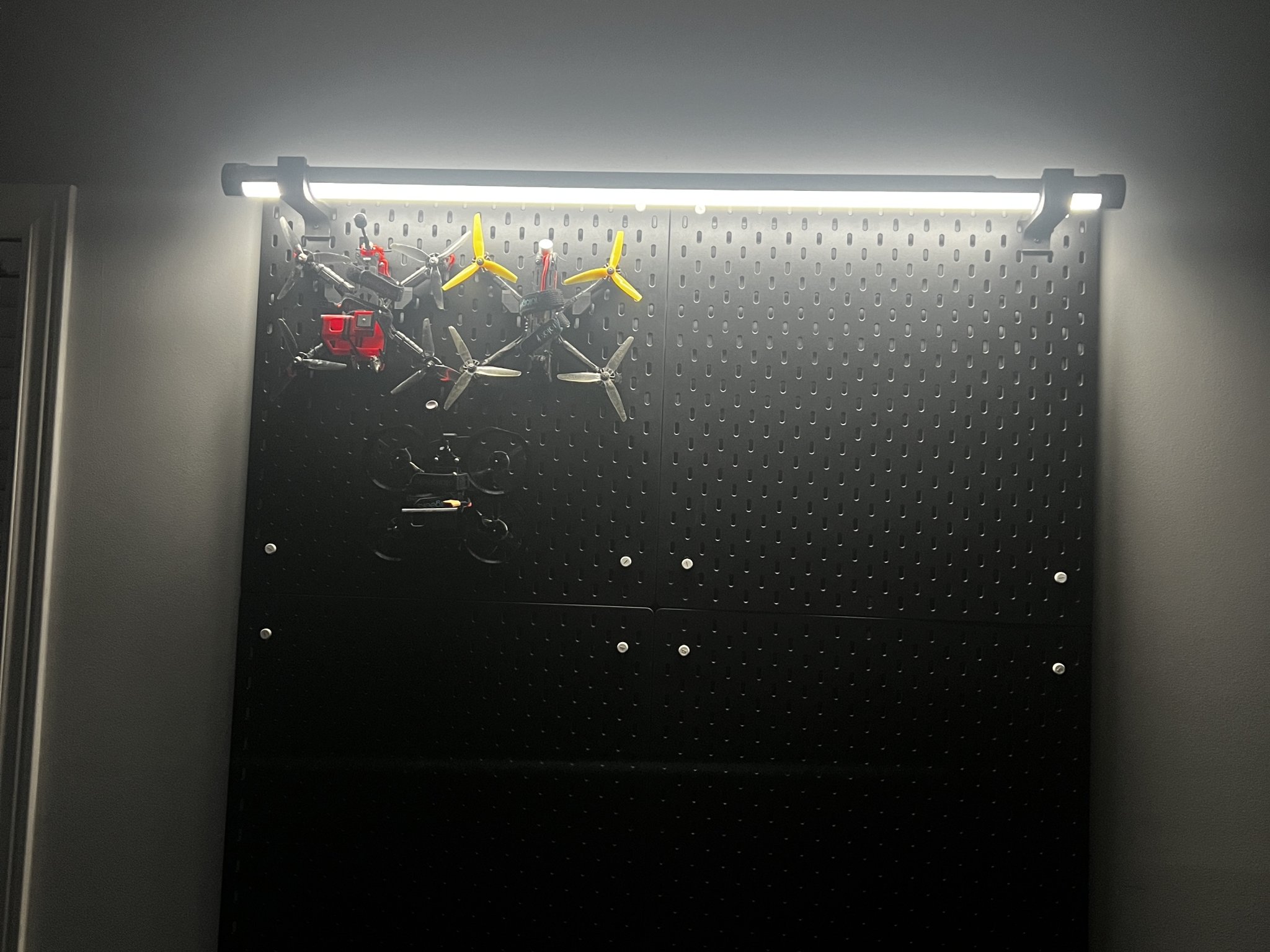 Tiêu đề Giá đỡ đèn ống Skadis L Tóm tắt Dấu ngoặc chữ L