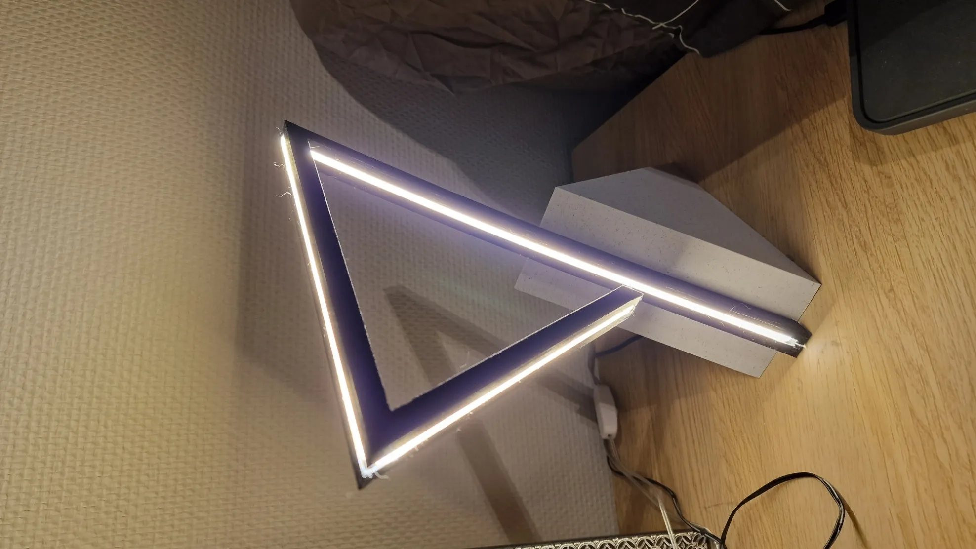 Tiêu đề Đèn LED Tóm tắt Đèn LED để bàn Danh mục Gia dụng