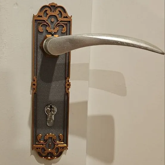 Tiêu đề Türbeschlag Barock Lắp cửa trang trí công phu Tóm tắt