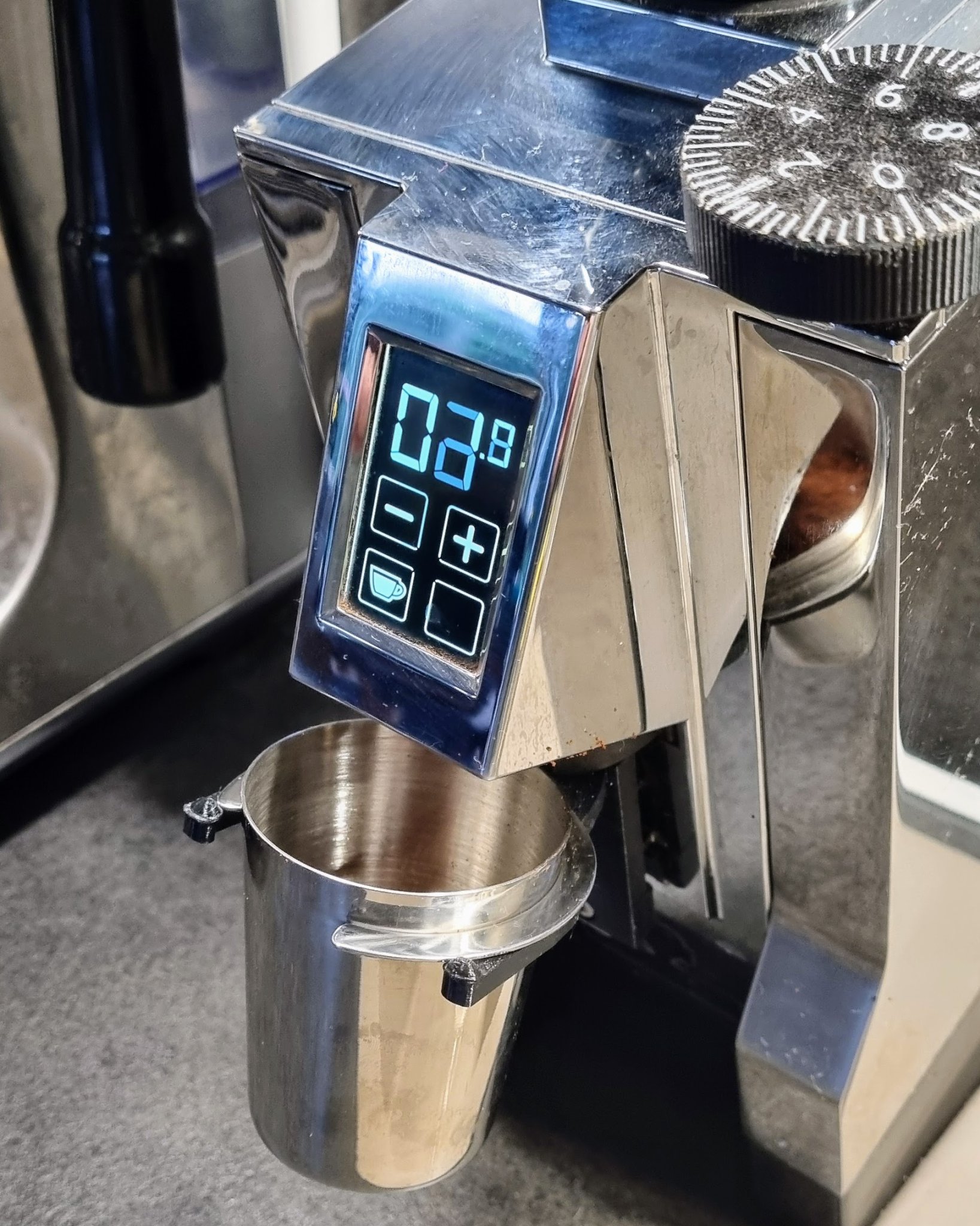 Chân đế ca đong cho máy xay Eureka Mignon nghiêng