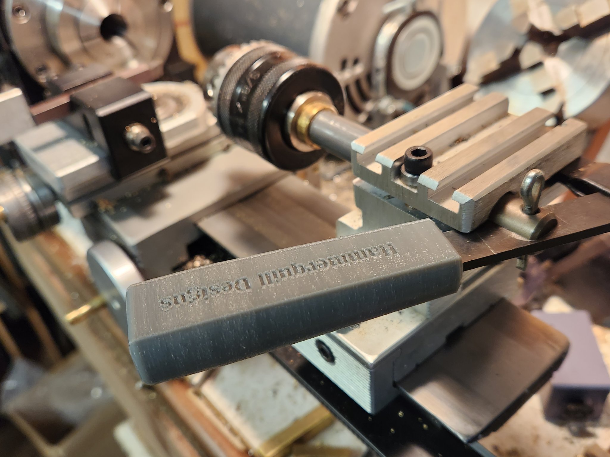 Tiêu đề Tay cầm ụ sau Taig Tóm tắt Vỏ bọc mềm cho thanh kim