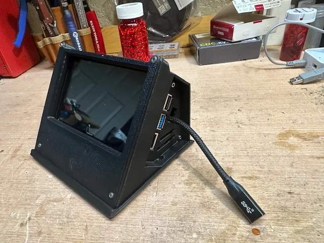 Tiêu đề Vỏ BTT PiTFT50 v21 có Raspberry Pi và Quạt 4010 Màn hình