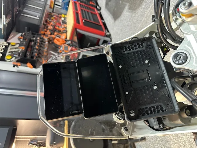 Giá đỡ GPS/Máy tính bảng/CarPlay C7/GoPro Kove 450 Rally có lỗ gắn RAM trên và dưới