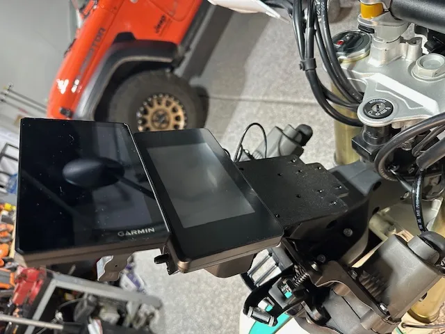 Giá đỡ GPS/Máy tính bảng/CarPlay C7/GoPro Kove 450 Rally có lỗ gắn RAM trên và dưới