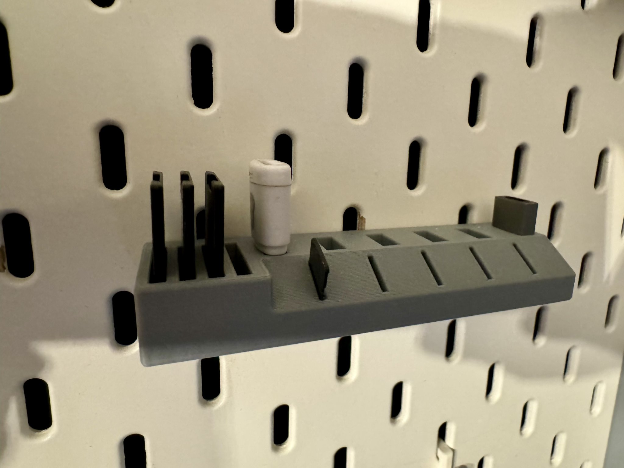 Tiêu đề Hộp đựng thẻ USBSD cho Ikea Skadis Tóm tắt Giá đỡ