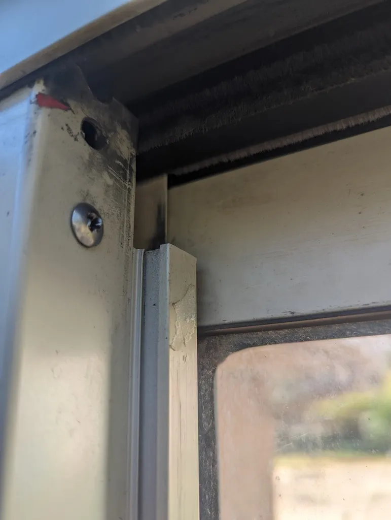 Tiêu đề Tấm che khoảng cách cửa kính trượt Tóm tắt Tôi là