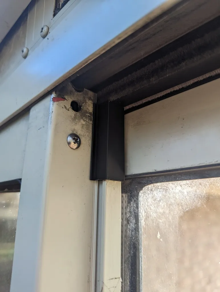 Tiêu đề Tấm che khoảng cách cửa kính trượt Tóm tắt Tôi là