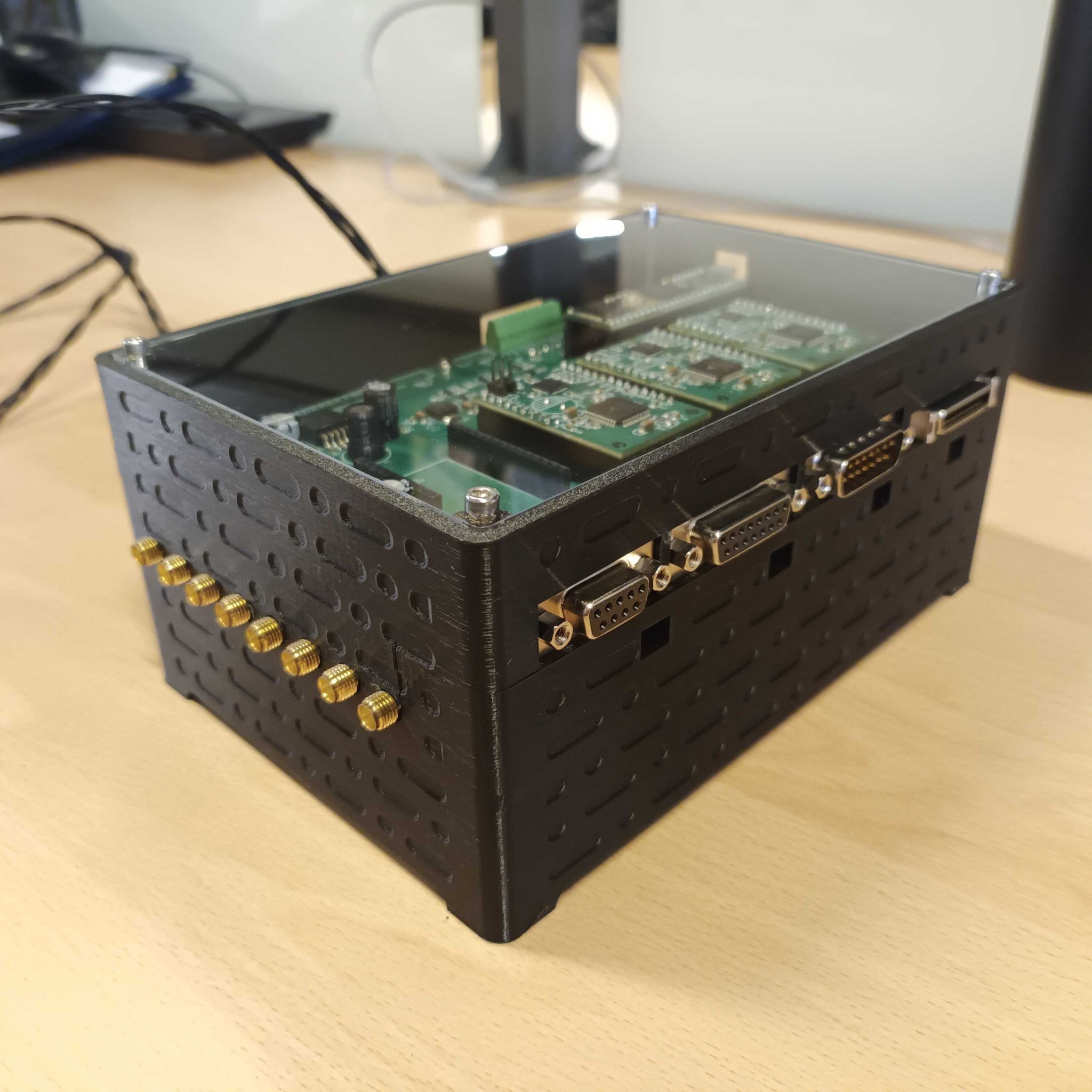 Tiêu đề Vỏ bọc cho bảng điều khiển kính hiển vi SQUID Tóm t