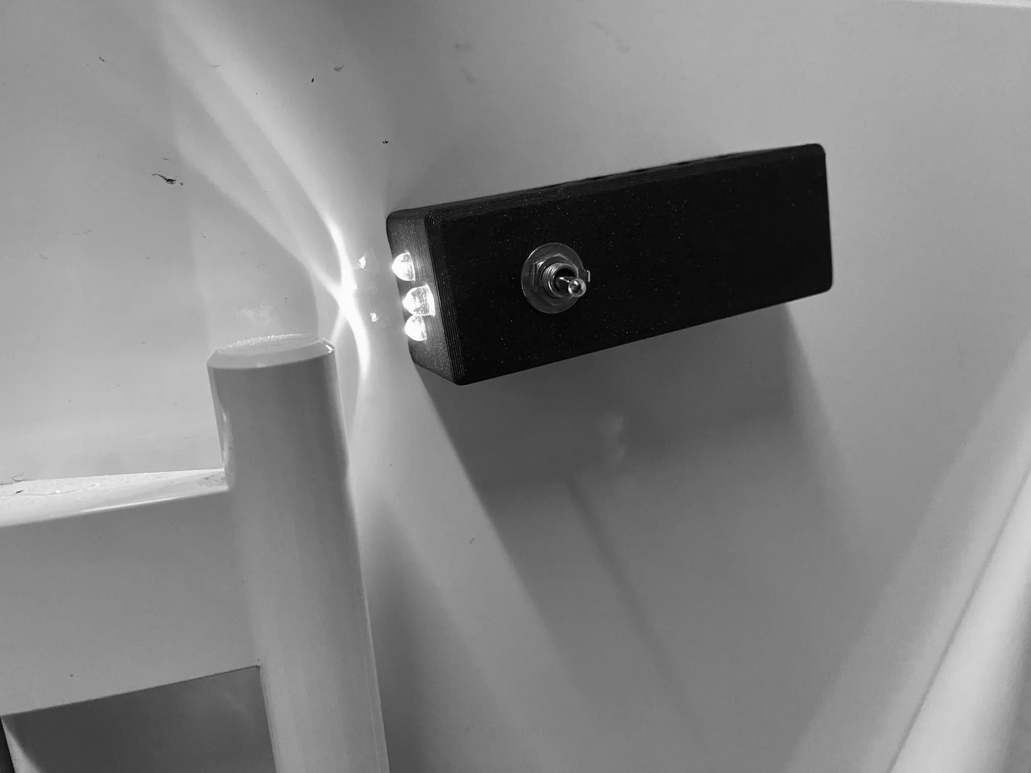 Tiêu đề Đèn pin từ tính 9V Magnetische 9V Taschenlampe Tóm tắt