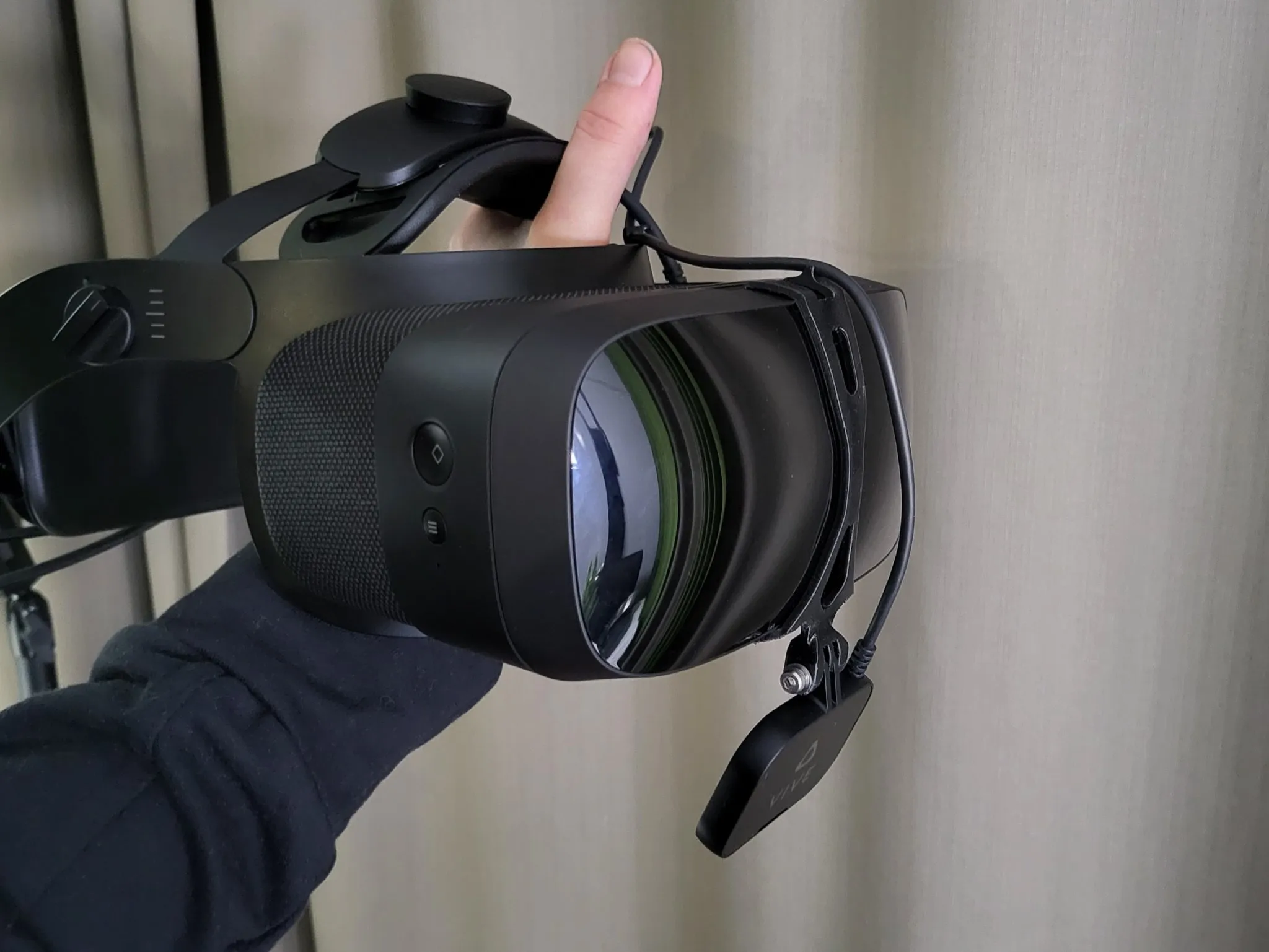 Giá đỡ VIVE Facial Tracker cho Varjo Aero