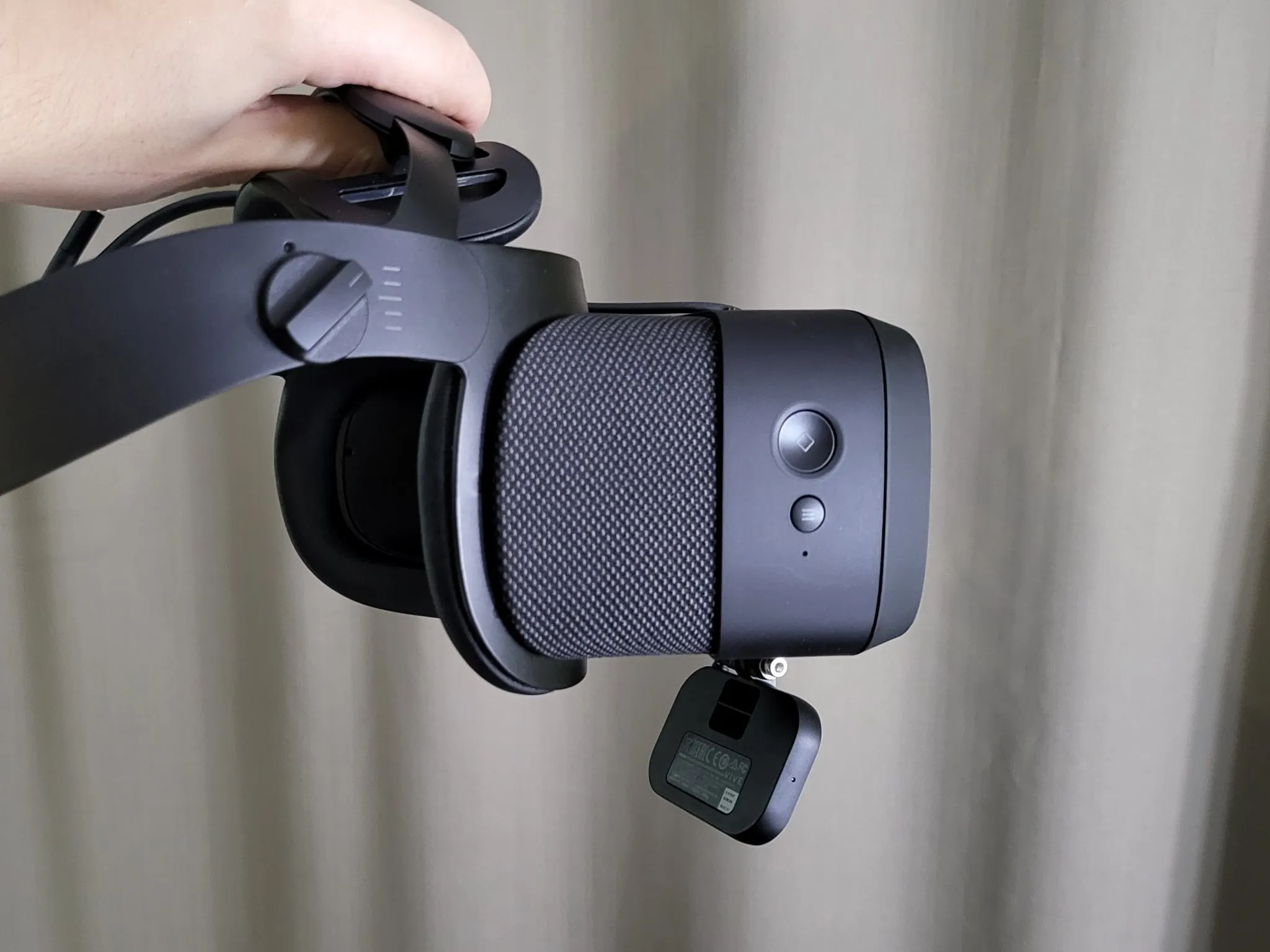 Giá đỡ VIVE Facial Tracker cho Varjo Aero