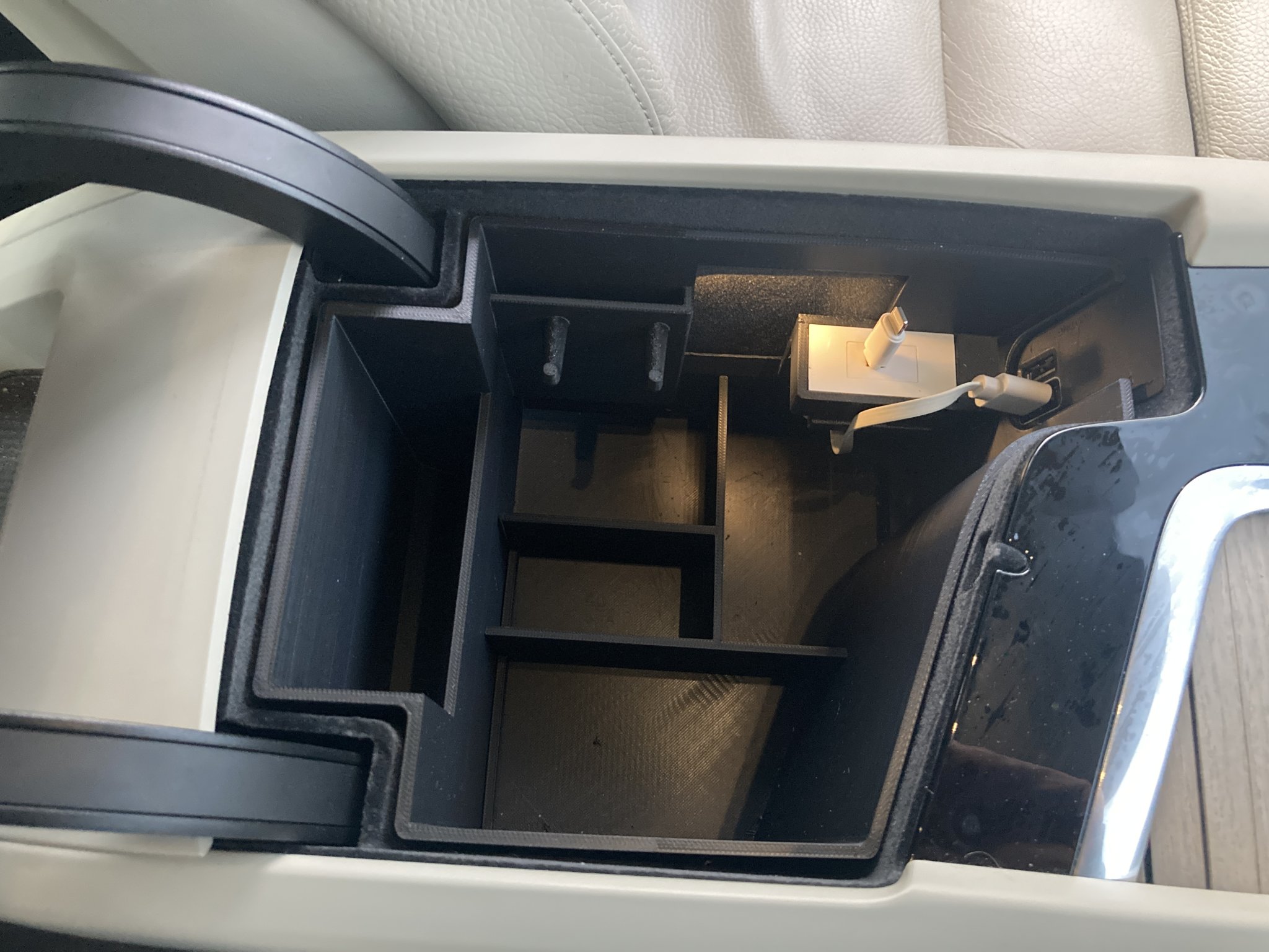 Volvo XC60 Console Organizer with slot for retractable USB cable