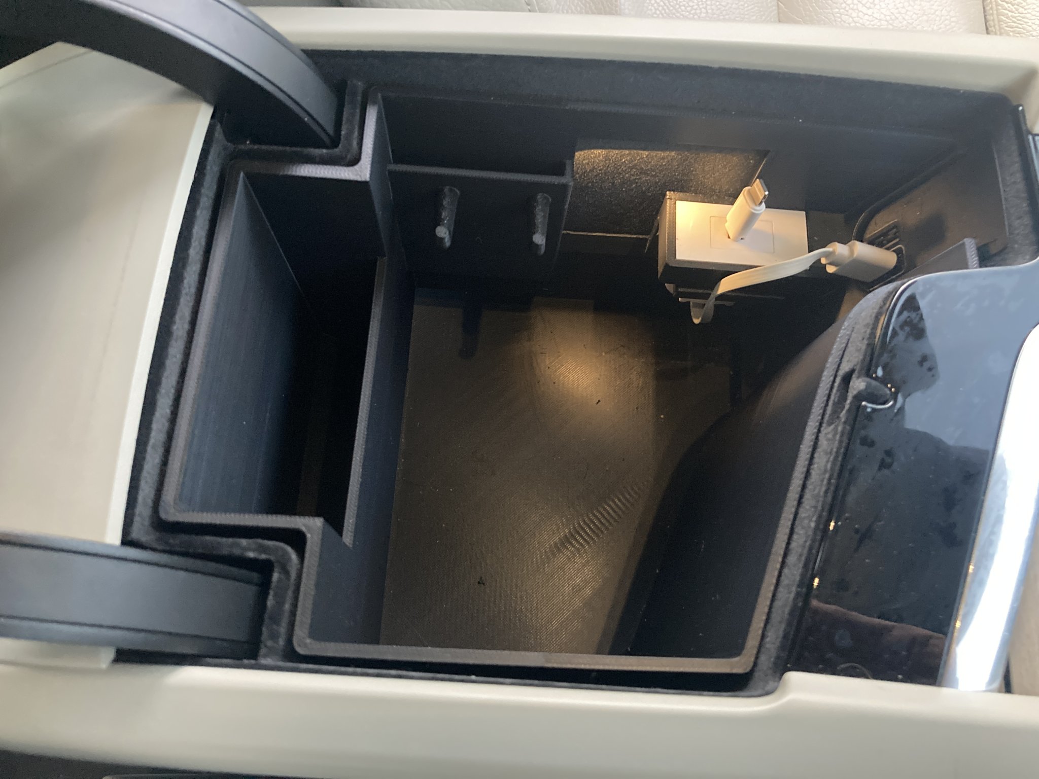 Volvo XC60 Console Organizer with slot for retractable USB cable