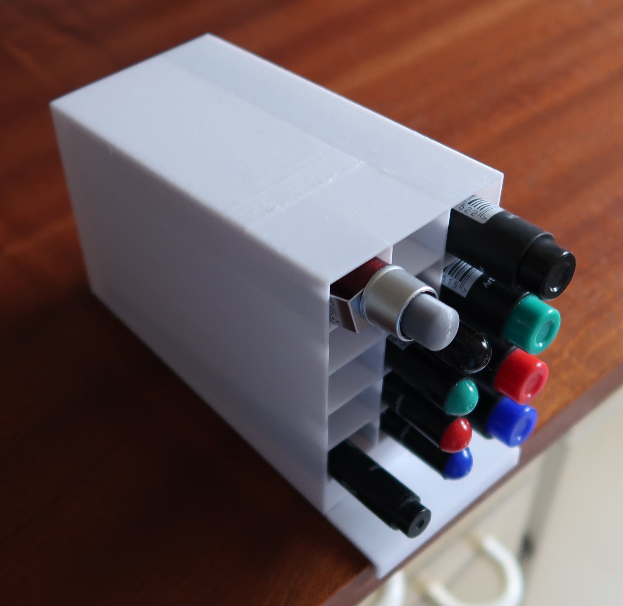 Tiêu đề Kệ bút chì Regálek na tužky Tóm tắt Kệ bút chì R