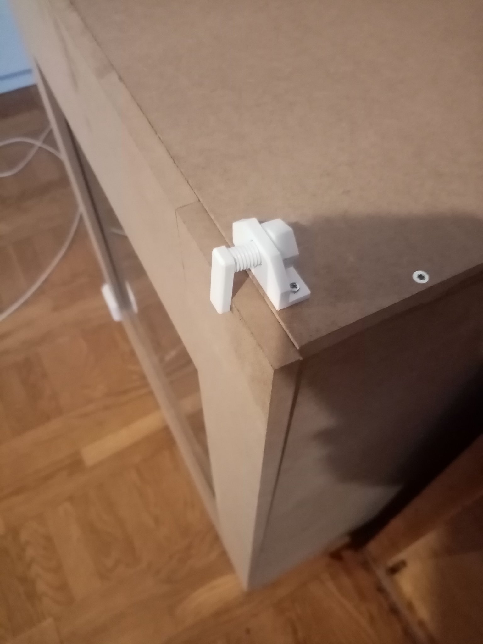 Tiêu đề Móc cửa tủ Tóm tắt Một chiếc móc đơn giản và có