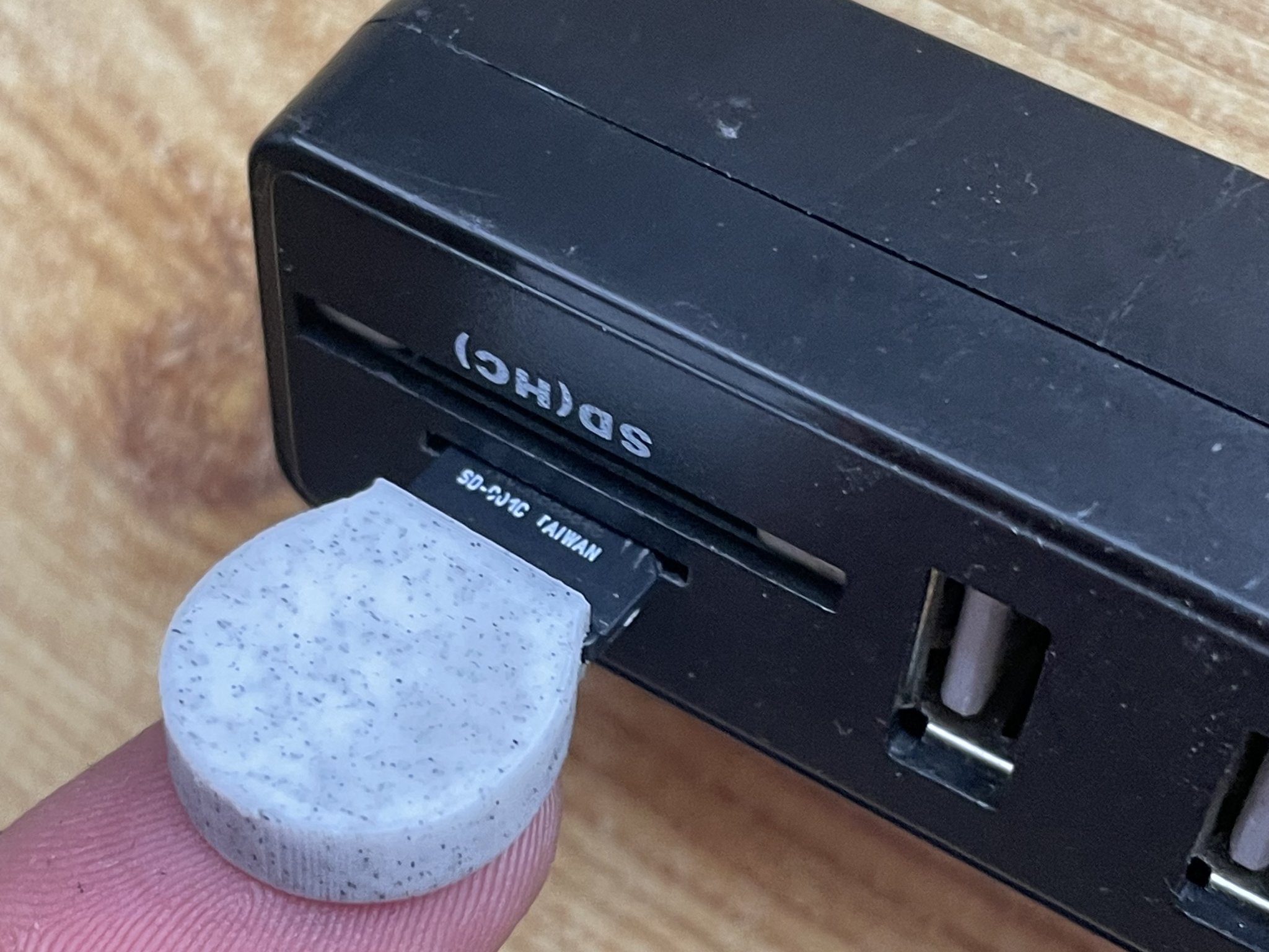 Tiêu đề Tay cầm Mirco SD Tóm tắt ngăn đựng thẻ micro SD và SD