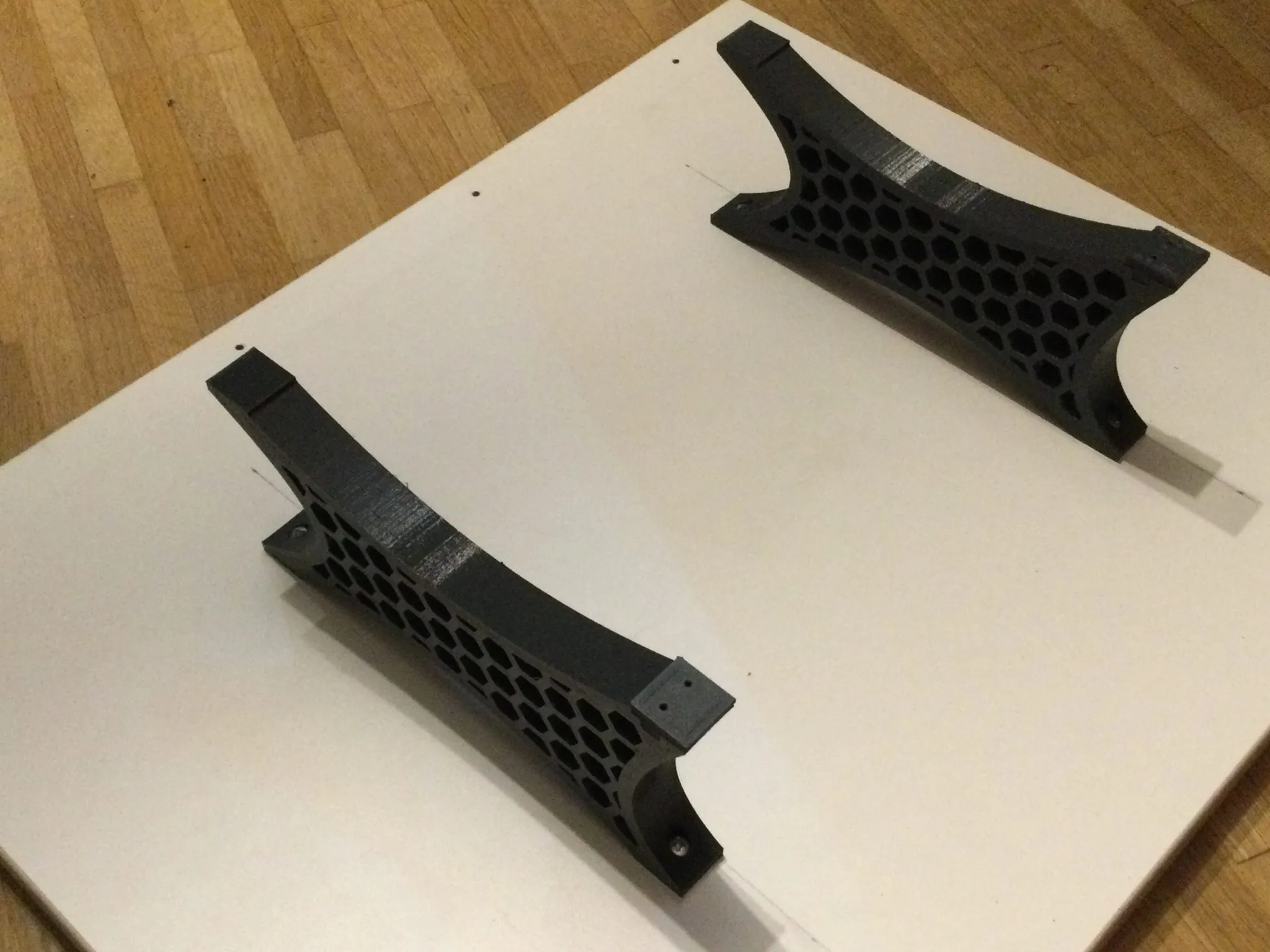 Feet for lab power supply shelve